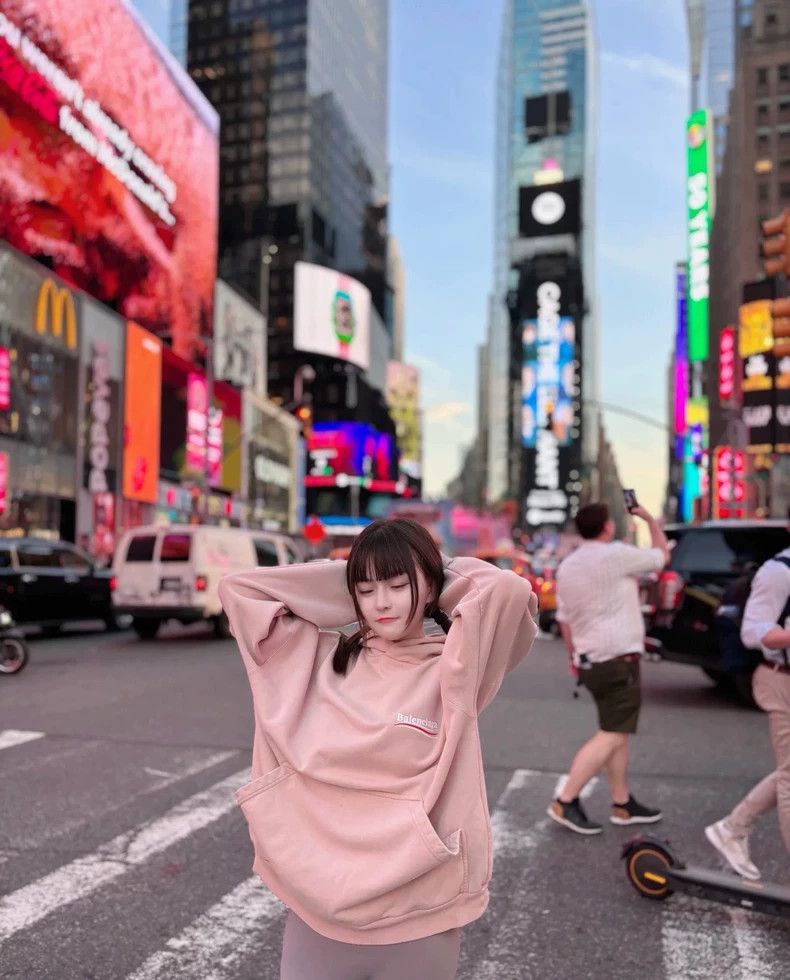 Balenciaga Balenciaga Pink coke sea wave hooded sweater Size US M / EU 48-50 / 2 - 5 Thumbnail