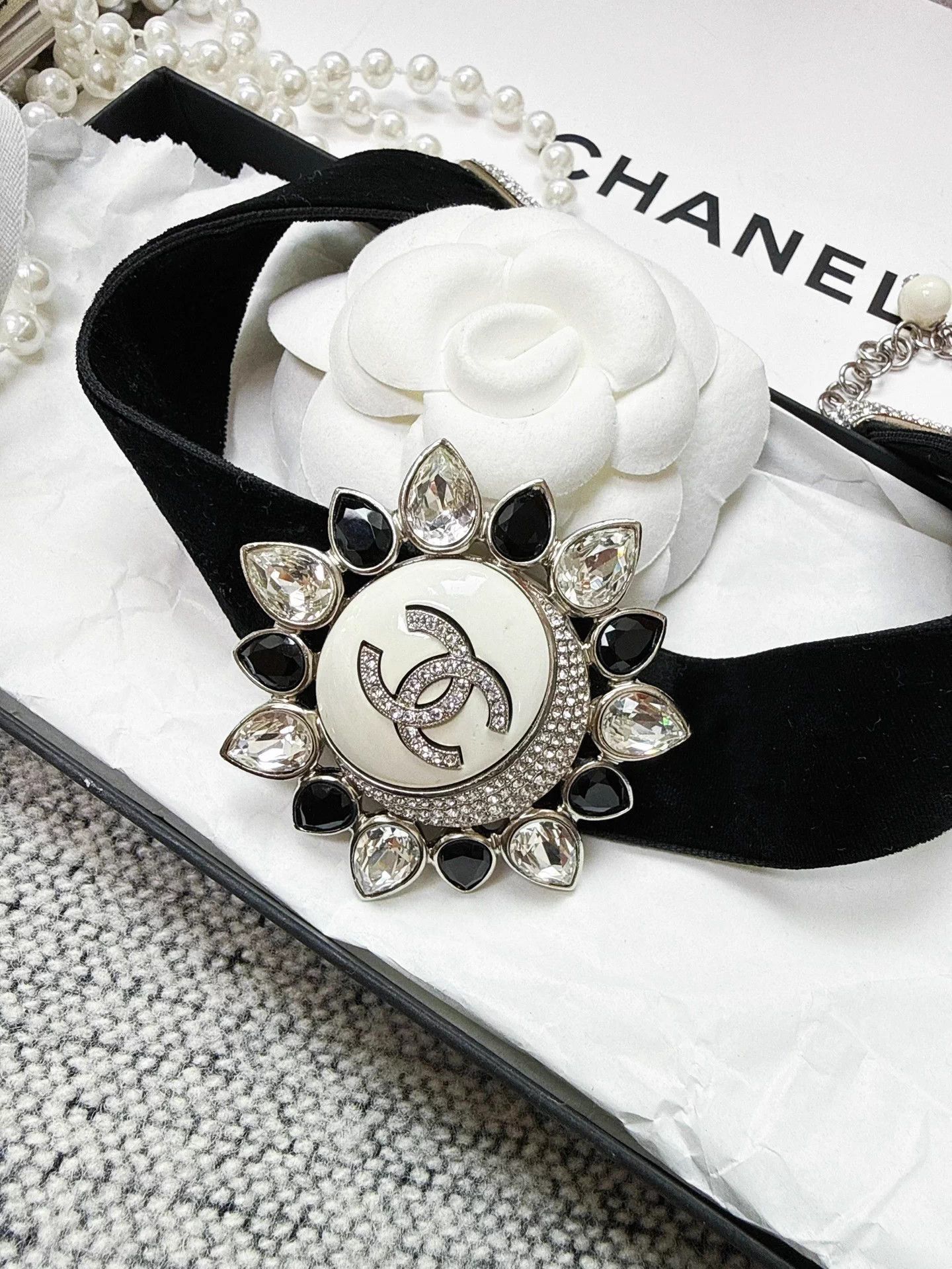 Chanel Chanel 22C Vlt B&W Crystal Sunflower Enamel Necklace 99 New Size ONE SIZE - 1 Thumbnail