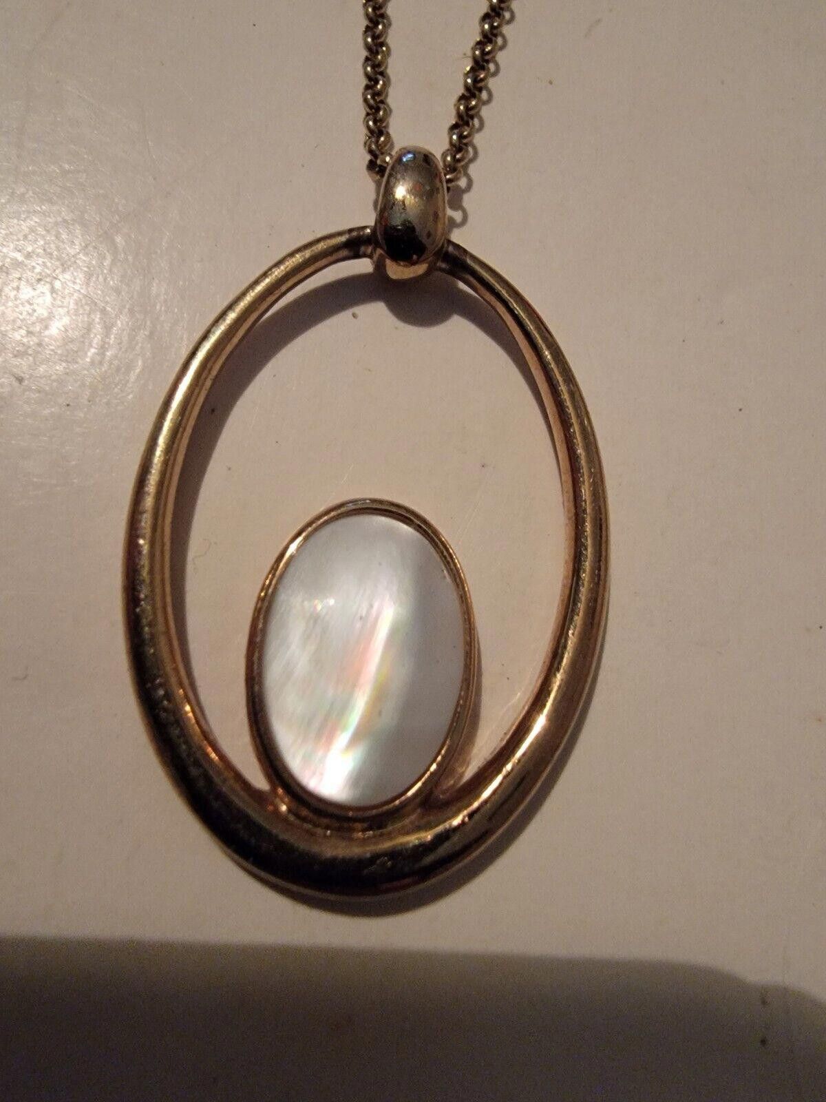 The Unbranded Brand Vintage Gold Tone Necklace Mother Of Pearl Pendant Oval Size ONE SIZE - 3 Thumbnail