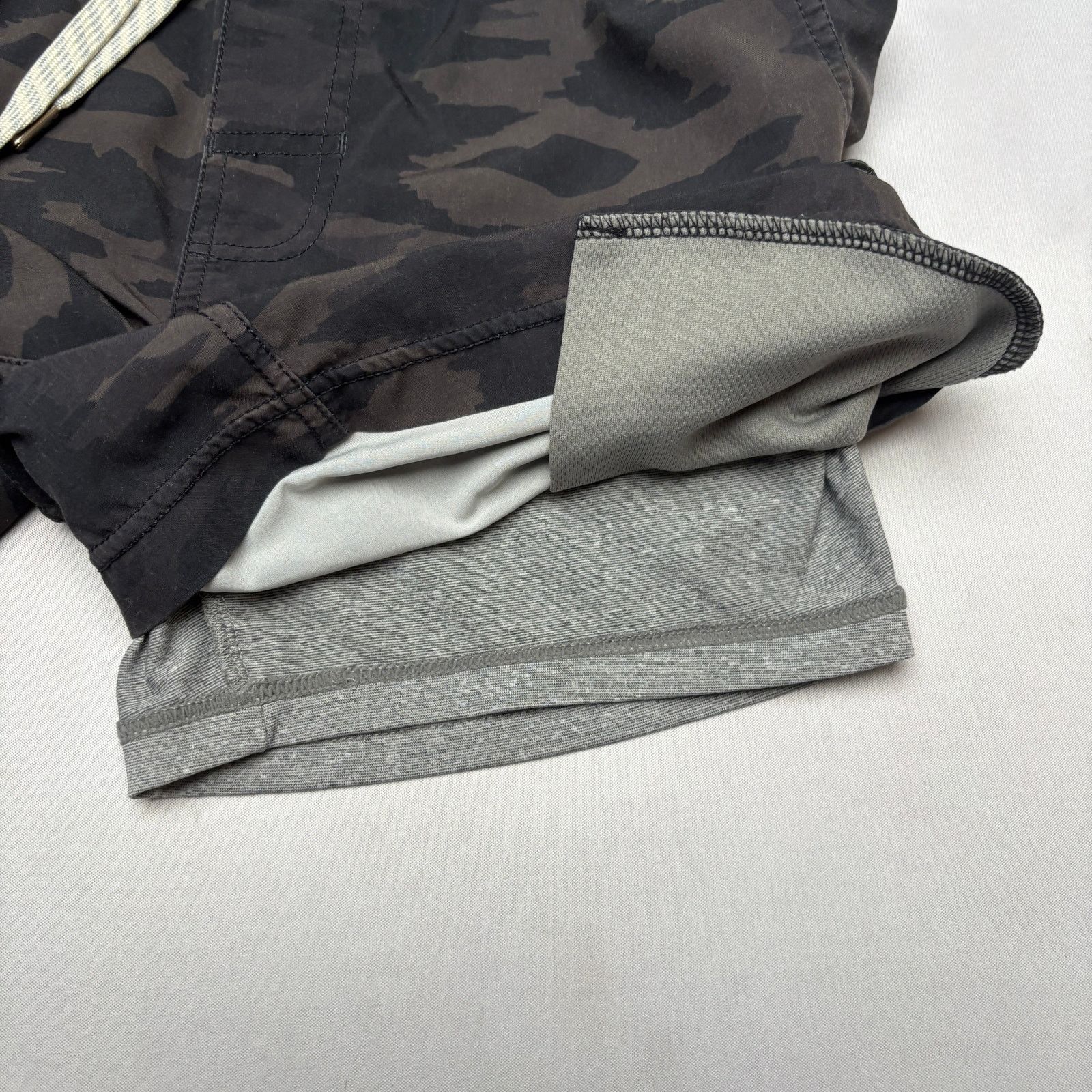 Vuori Vuori Kore Camo Yoga 7" Athletic Shorts Men's 35 Sportswear Size US 35 - 7 Thumbnail