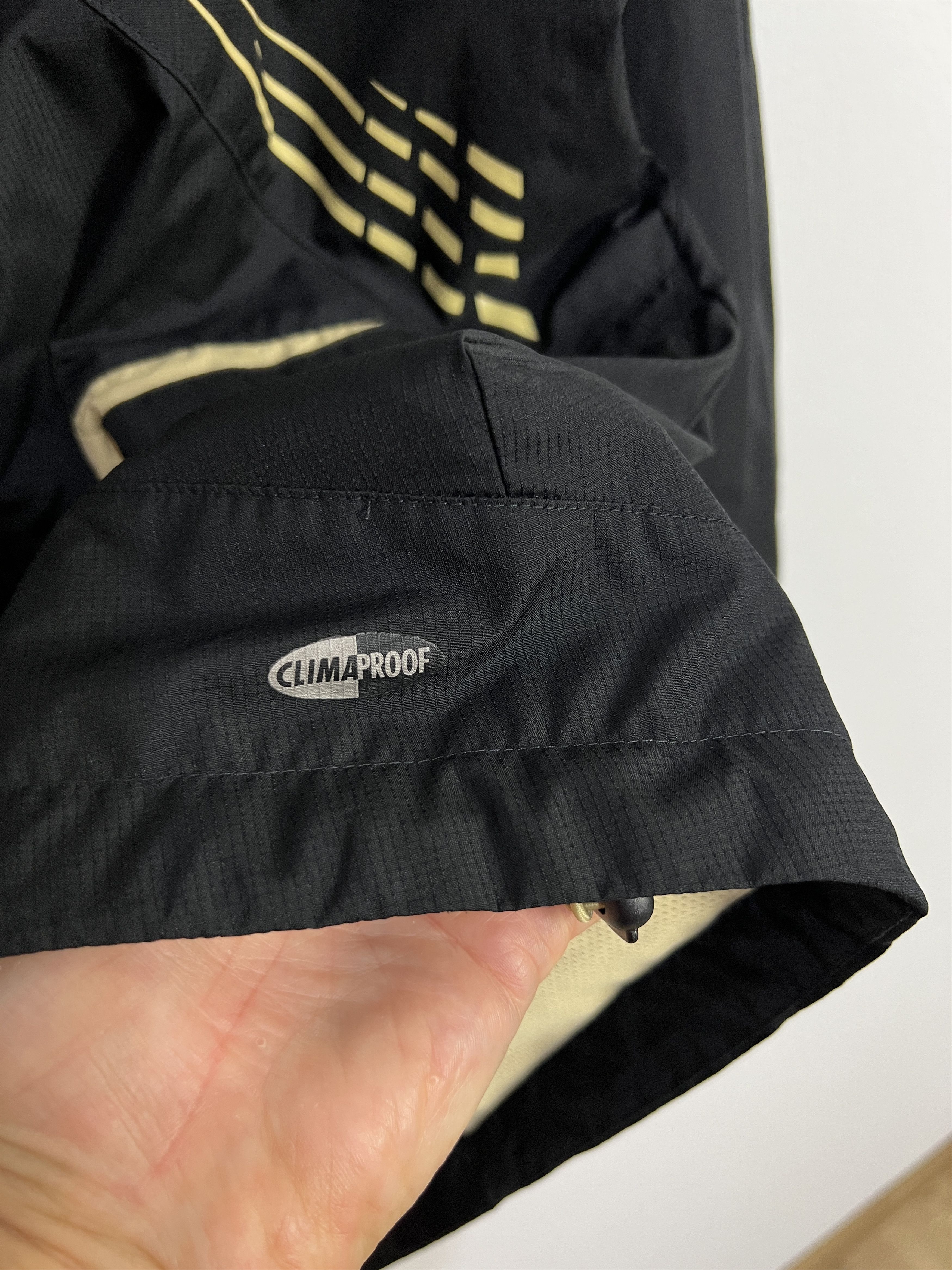 Adidas Vintage Adidas Liverpool Football Hooded Jacket Soccer Size US M / EU 48-50 / 2 - 5 Thumbnail
