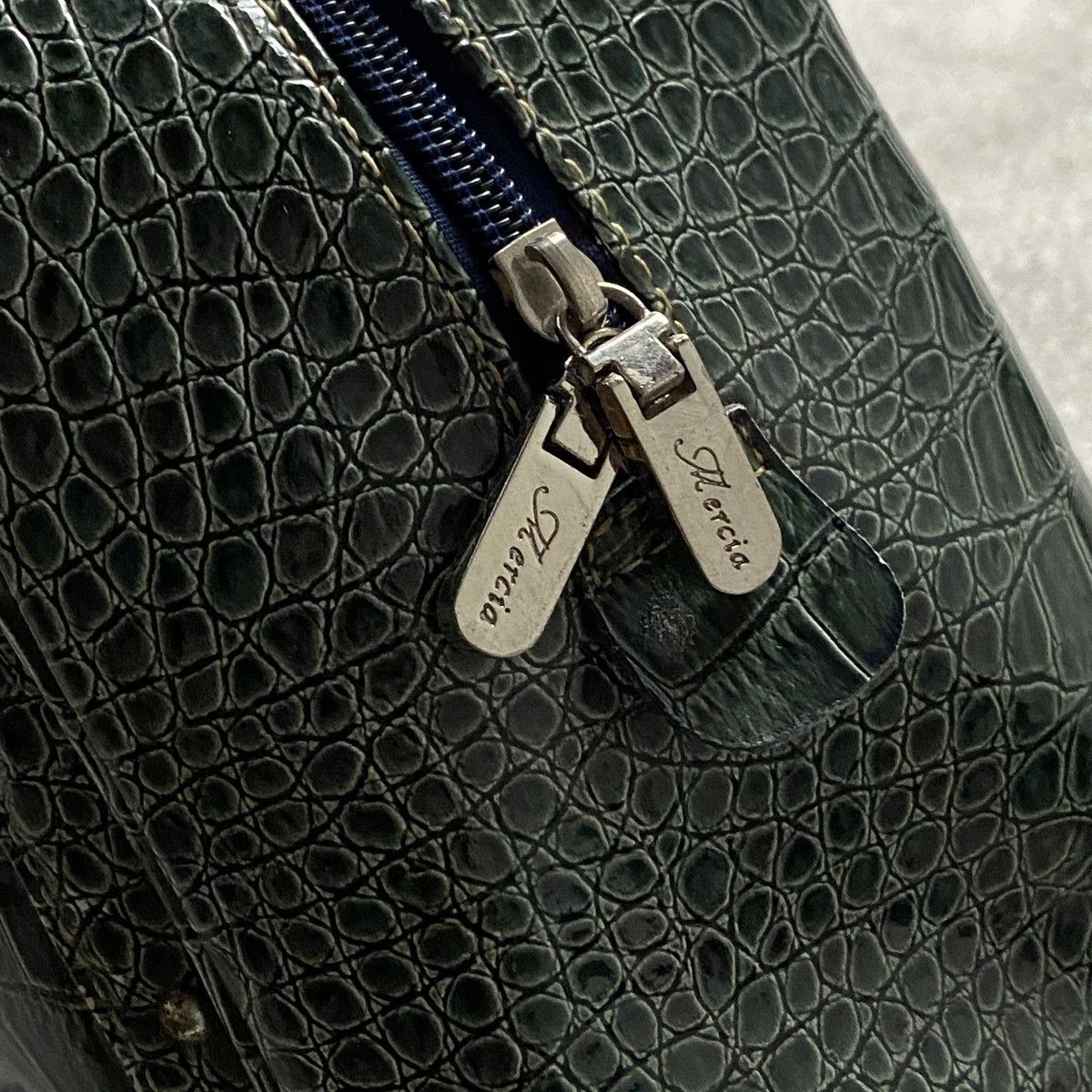 Japanese Brand 2000s Glossy Croc Pattern Structured Handbag Size ONE SIZE - 7 Thumbnail
