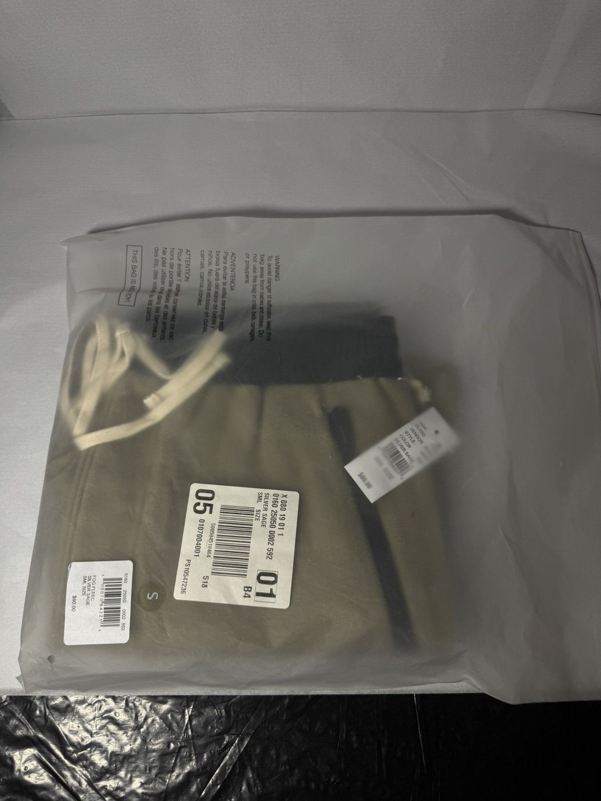 Fear of God Fear of God essentials first collection shorts silver sage S Size US 28 / EU 44 - 2 Thumbnail