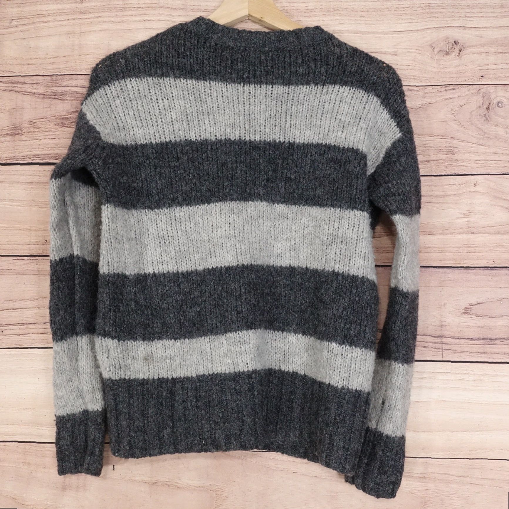 American Eagle Outfitters AMERICAN EAGLE SWEATER WOMENS SIZE SMALL GREY STRIPED PULLOVER Sweater Womens Small Size S / US 4 / IT 40 - 4 Thumbnail