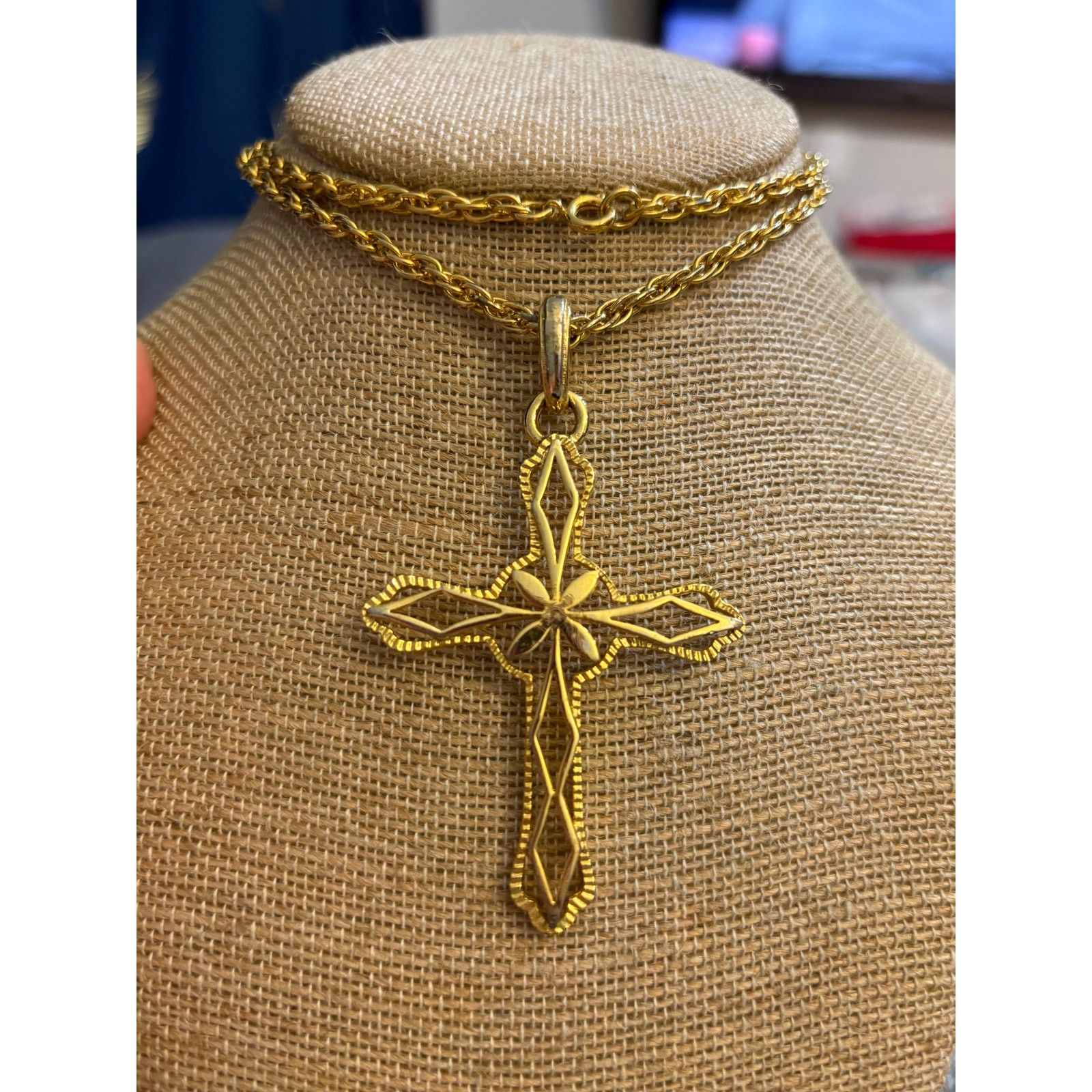 Other Vintage Gold Tone Cross Pendant Necklace 24 Inch Chain Size ONE SIZE - 3 Thumbnail