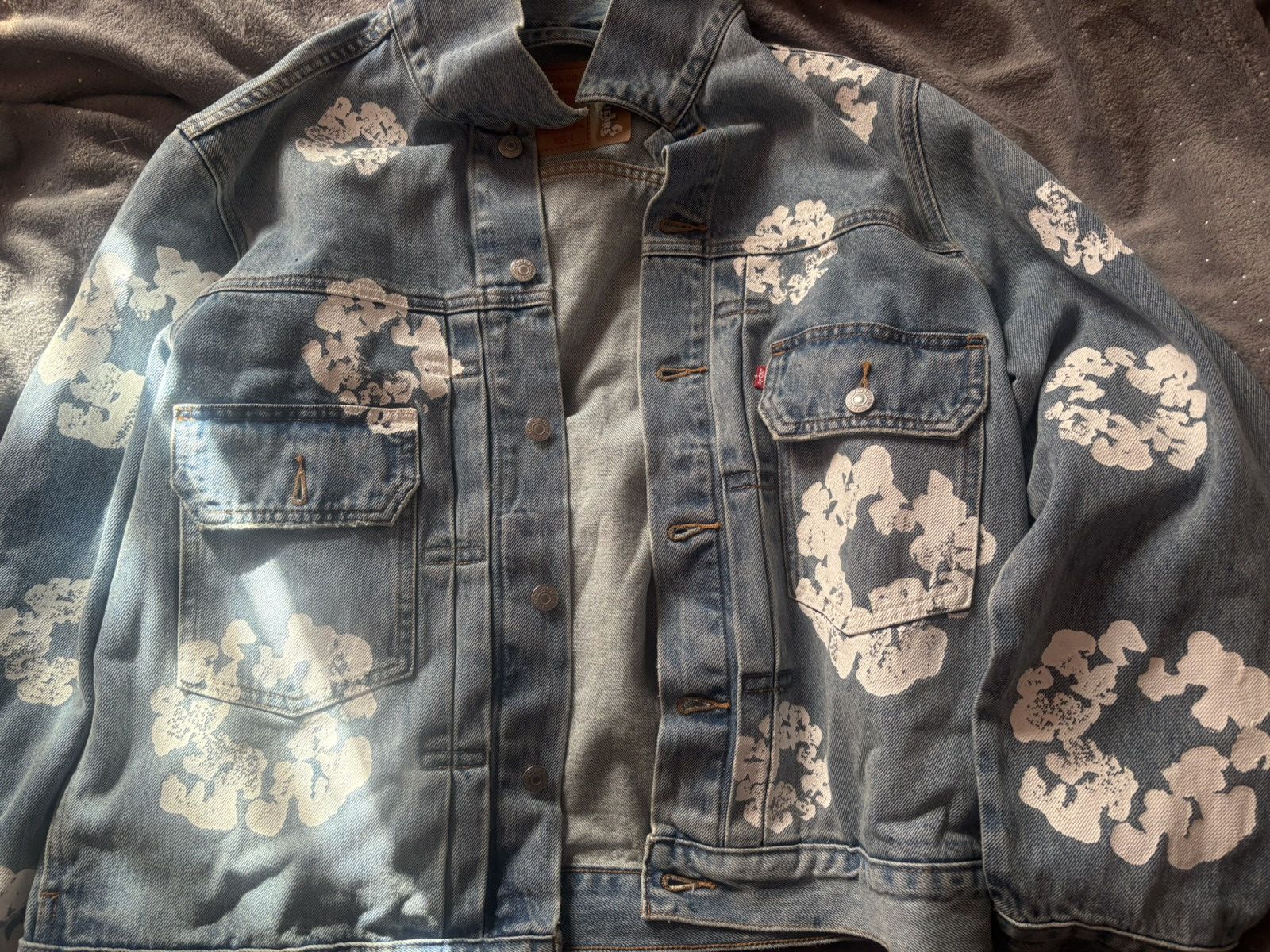 DENIM TEARS × Levi's Levi X Denim Tears Jean Jacket All Over Wreath Light Wash Size L / US 10 / IT 46 - 5 Thumbnail