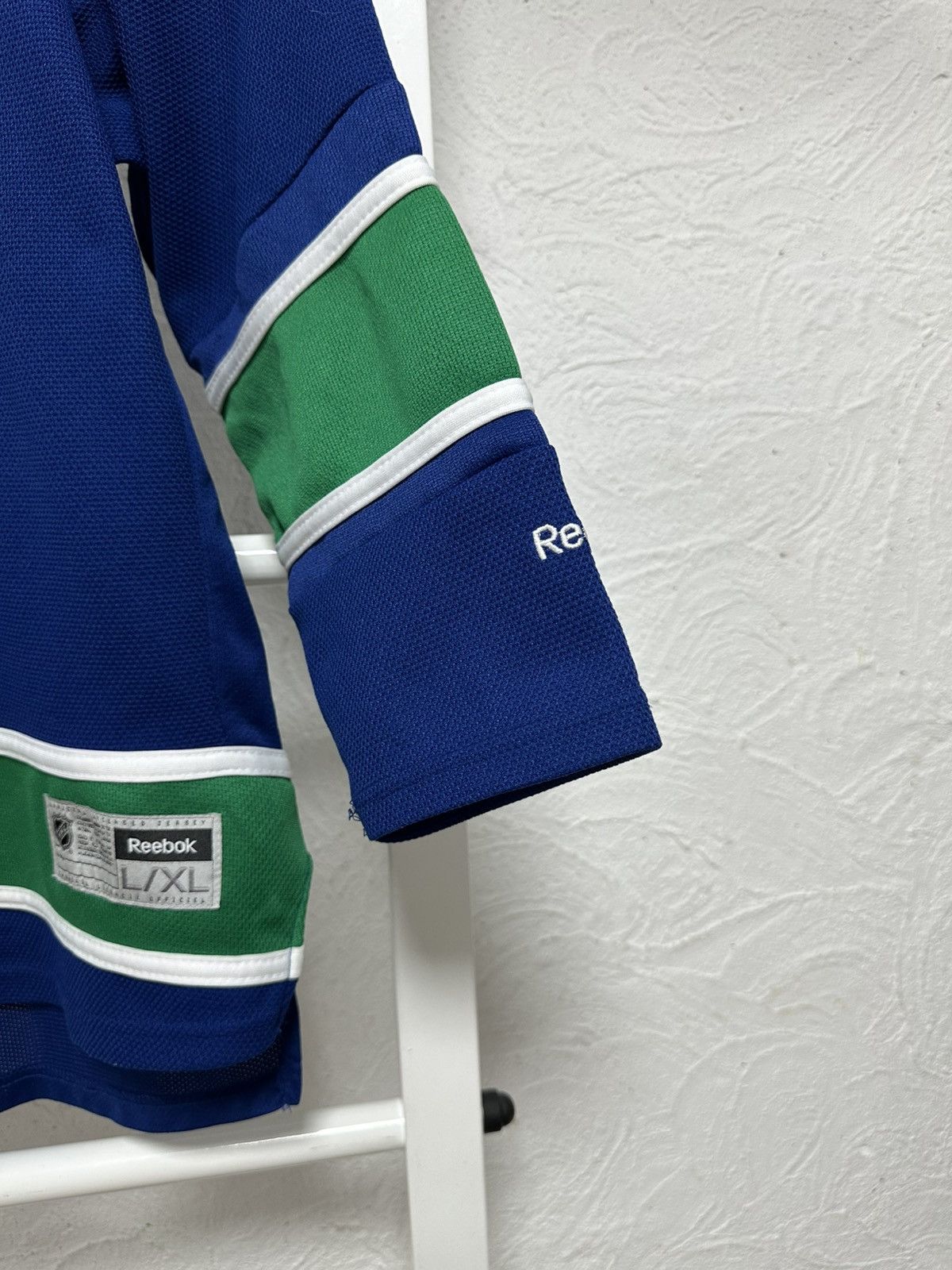 Reebok Vancouver Canucks Reebok Youth XL Hockey Jersey Size US S / EU 44-46 / 1 - 5 Thumbnail