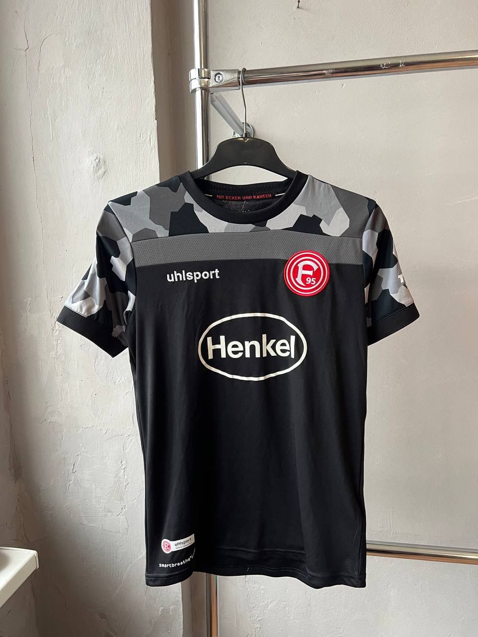 Sports Specialties 2020/21 FORTUNA DUSSELDORF THIRD UHLSPORT SOCCER JERSEY SZ S Size US S / EU 44-46 / 1 - 2 Thumbnail