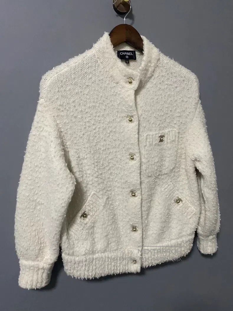 Chanel Chanel White schoolbag buckle teddy jacket Size XXS / US 00 / IT 34 - 2 Thumbnail