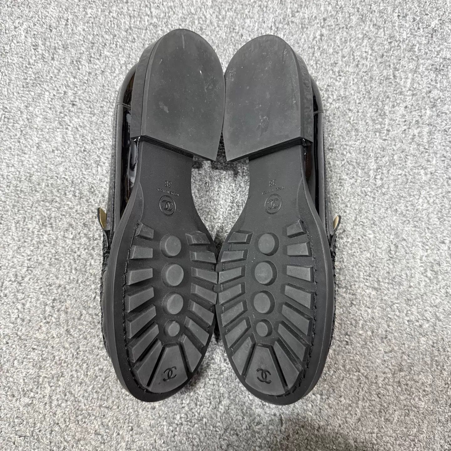 Chanel Chanel Pearl Logo Black & Gold Patent Leather Loafer EUR 38 Size US 7.5 / IT 37.5 - 6 Thumbnail