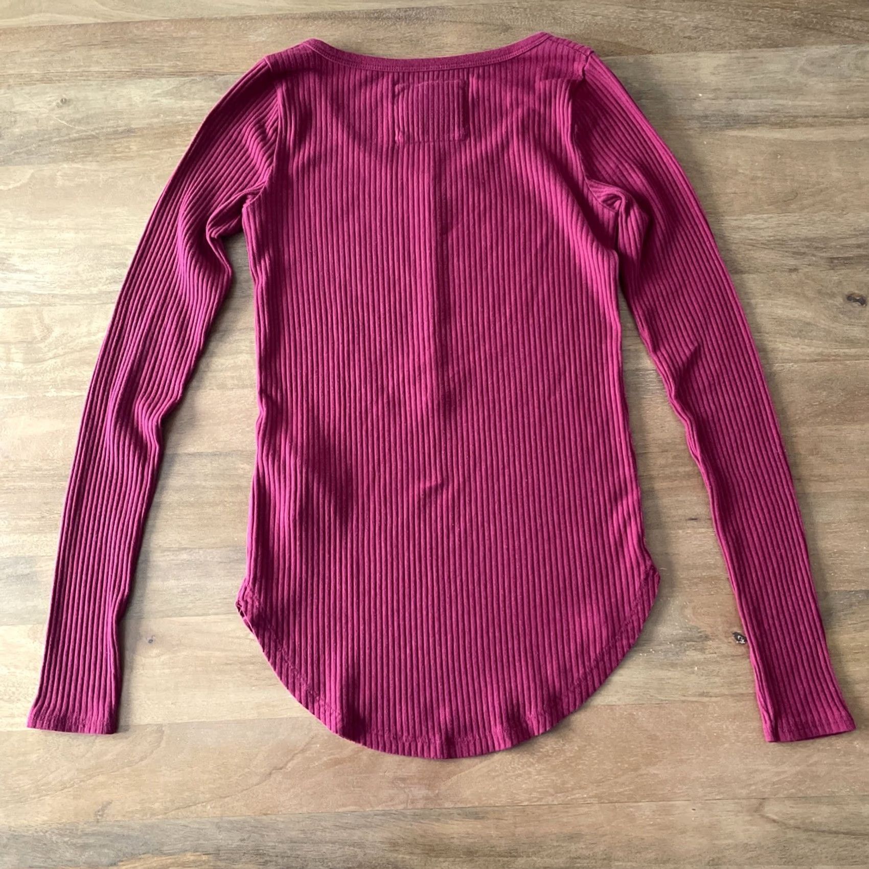 Abercrombie & Fitch VINTAGE Abercrombie & Fitch Top Womens XS Henley Ribbed Magenta Y2K Bella Swan Shirt Womens XS Magenta 90s Y2K Bella Swan Size XS / US 0-2 / IT 36-38 - 2 Thumbnail