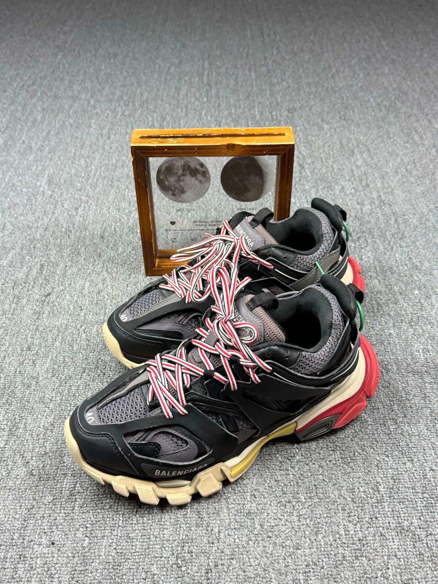 Balenciaga Balenciaga Black Lowtop Sneakers 7 Men Size US 7 / EU 40 - 1 Thumbnail