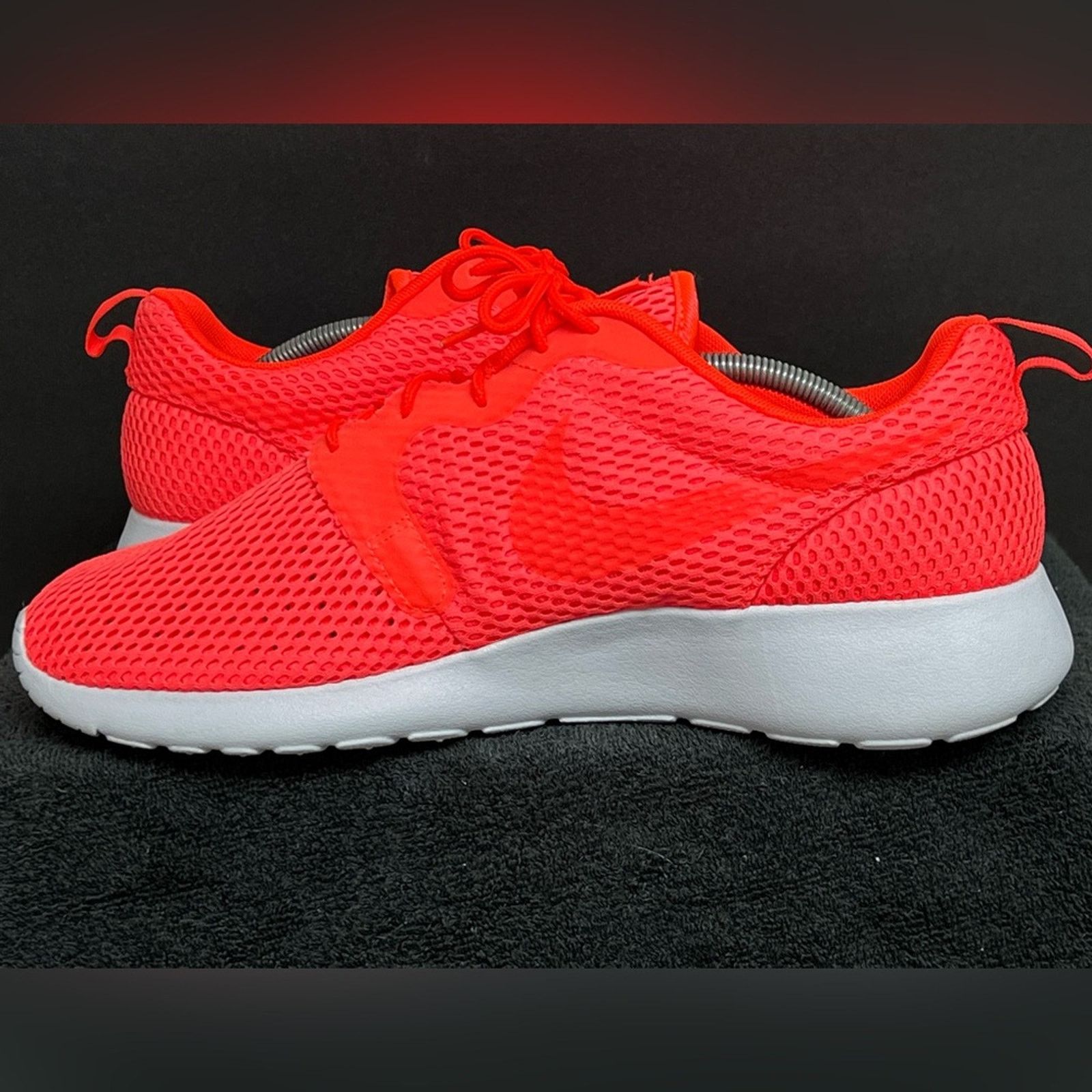 Nike NIKE ROSHE ONE HYPERFUSE BR MEN 11.5 TOTAL CRIMSON & WHITE Size US 11.5 / EU 44-45 - 6 Thumbnail