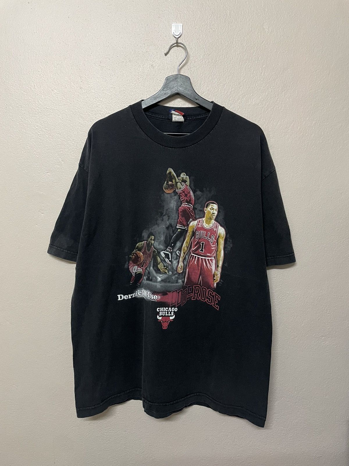 NBA × Vintage Vintage Chicago Bulls Derrick Rose T-Shirt. Size US XL / EU 56 / 4 - 1 Thumbnail
