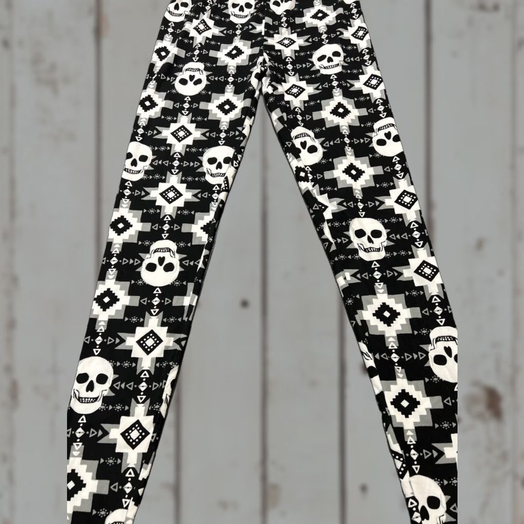 Vintage No Boundaries Juniors Leggings Small Black Skull Print Capri High Waist Cotton Blend Size 28" / US 6 / IT 42 - 1 Thumbnail