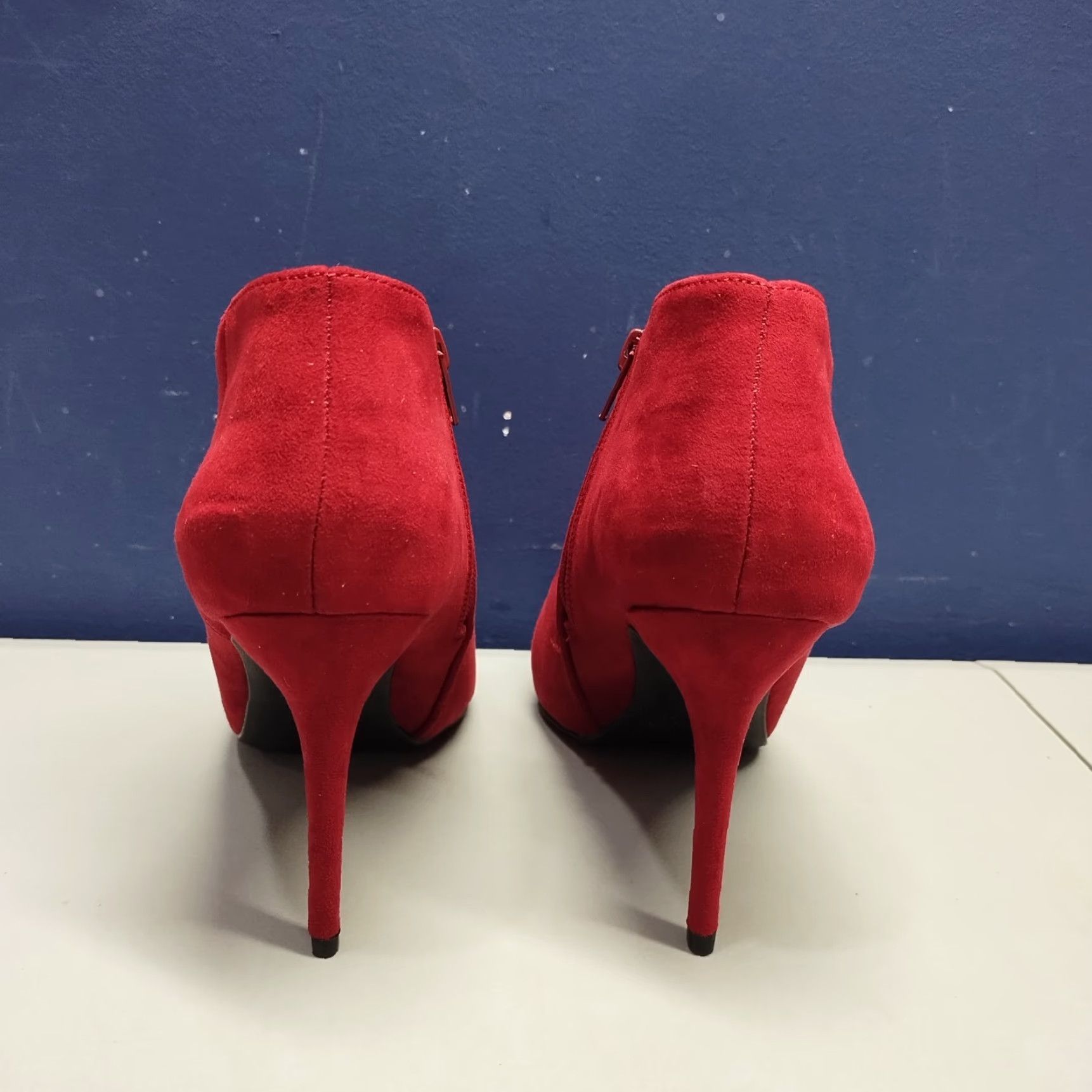 Vintage Journee Collection Demmi Stiletto Heeled Booties Womens 9 Red Pointed Toe EUC Size US 9 / IT 39 - 3 Thumbnail