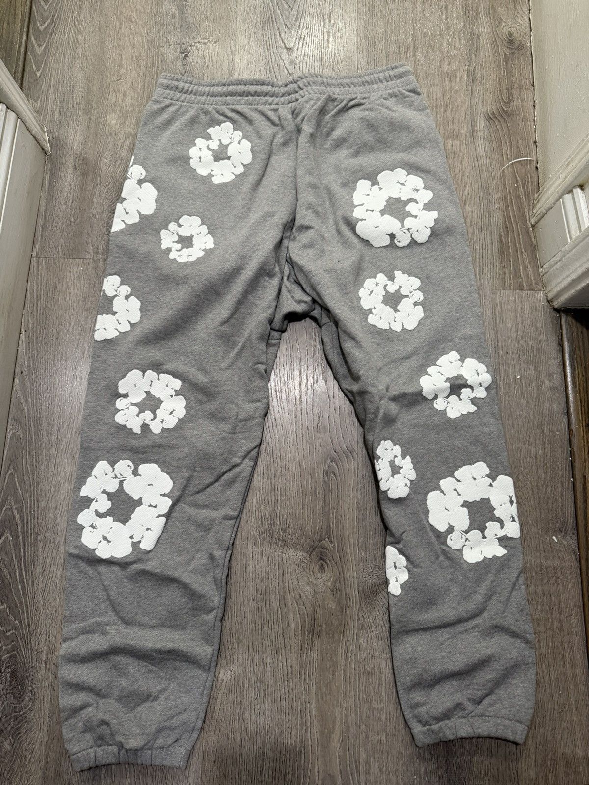 DENIM TEARS Denim Tears Wreath Sweatpants Size XXL Size US 38 / EU 54 - 6 Thumbnail