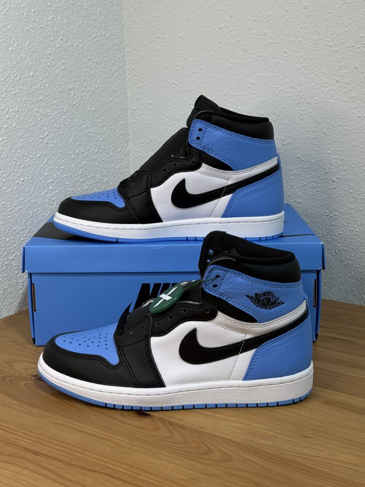 Jordan Brand × Nike Nike Air Jordan 1 Retro High OG UNC Toe size 6 Men/8 Woman Size US 6 / EU 39 - 7 Thumbnail