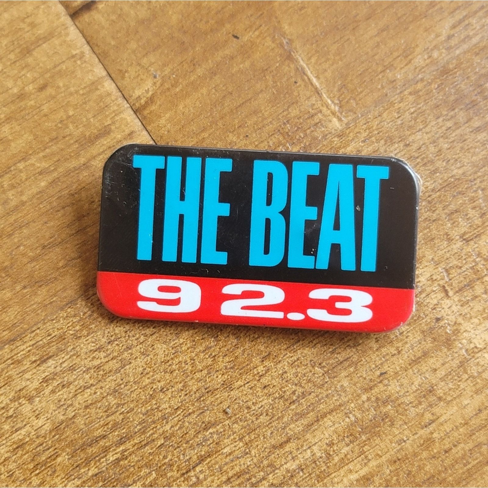 The Unbranded Brand Vtg 92.3 THE BEAT 90s Hip Hop Radio Station Button Size ONE SIZE - 1 Thumbnail