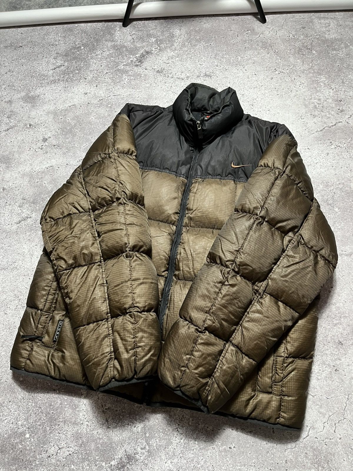 Nike Vintage 90’s NIKE Brown Gold Puffer Down Mans Y2K jacket Size US L / EU 52-54 / 3 - 8 Thumbnail