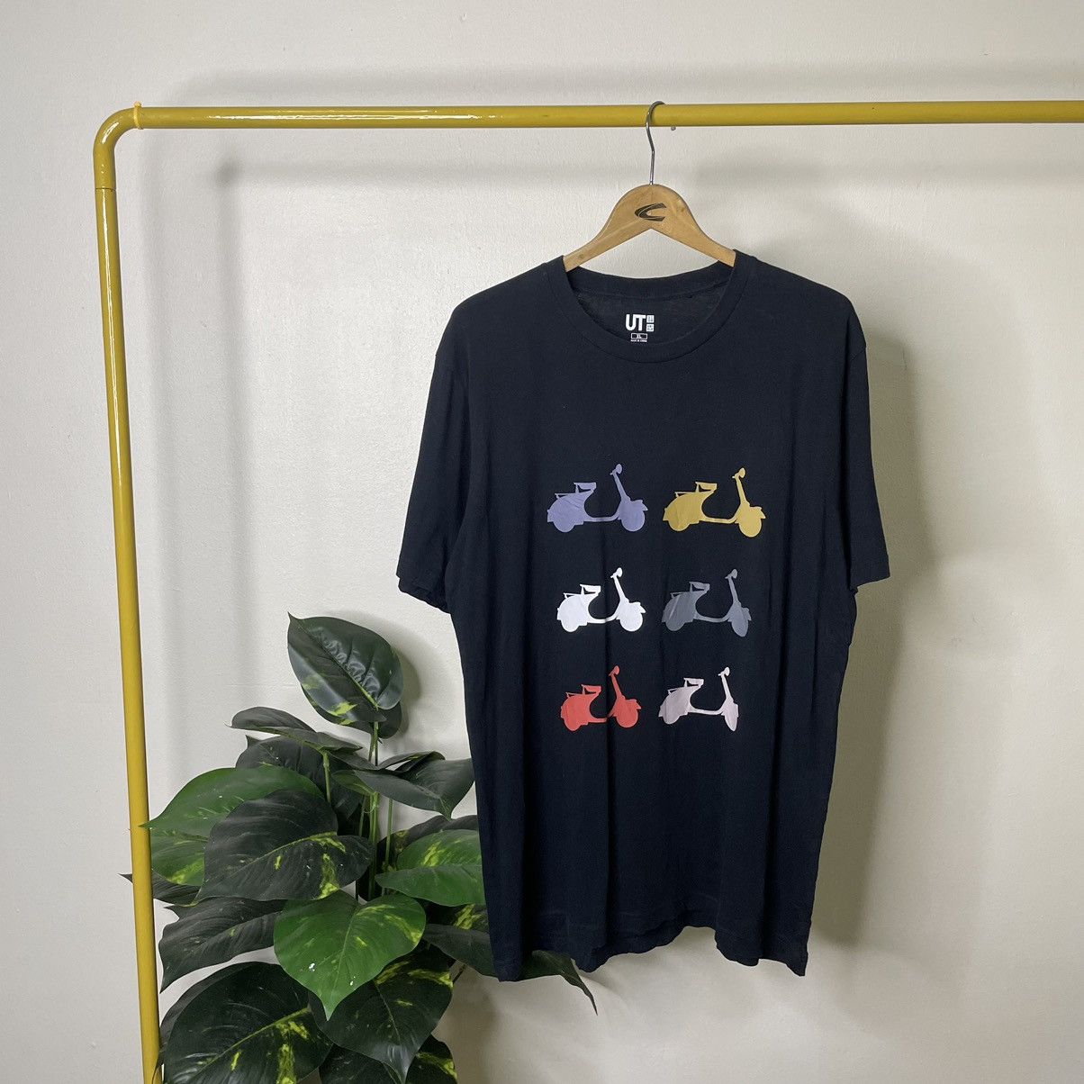 Japanese Brand Uniqlo x Piaggio Vespa Motorcycle Scooter Collaboration Tee Size US XL / EU 56 / 4 - 5 Thumbnail