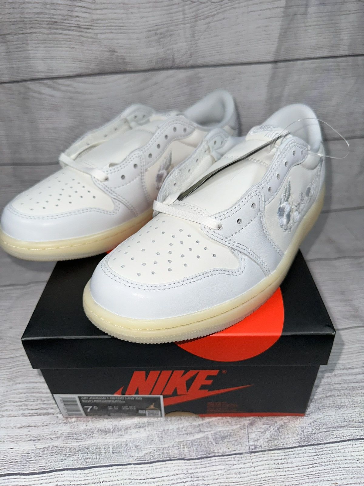 Jordan Brand Nike Air Jordan 1 Retro Low OG Rabbit Floral Swoosh size 7.5 Size US 7.5 / EU 40-41 - 2 Thumbnail