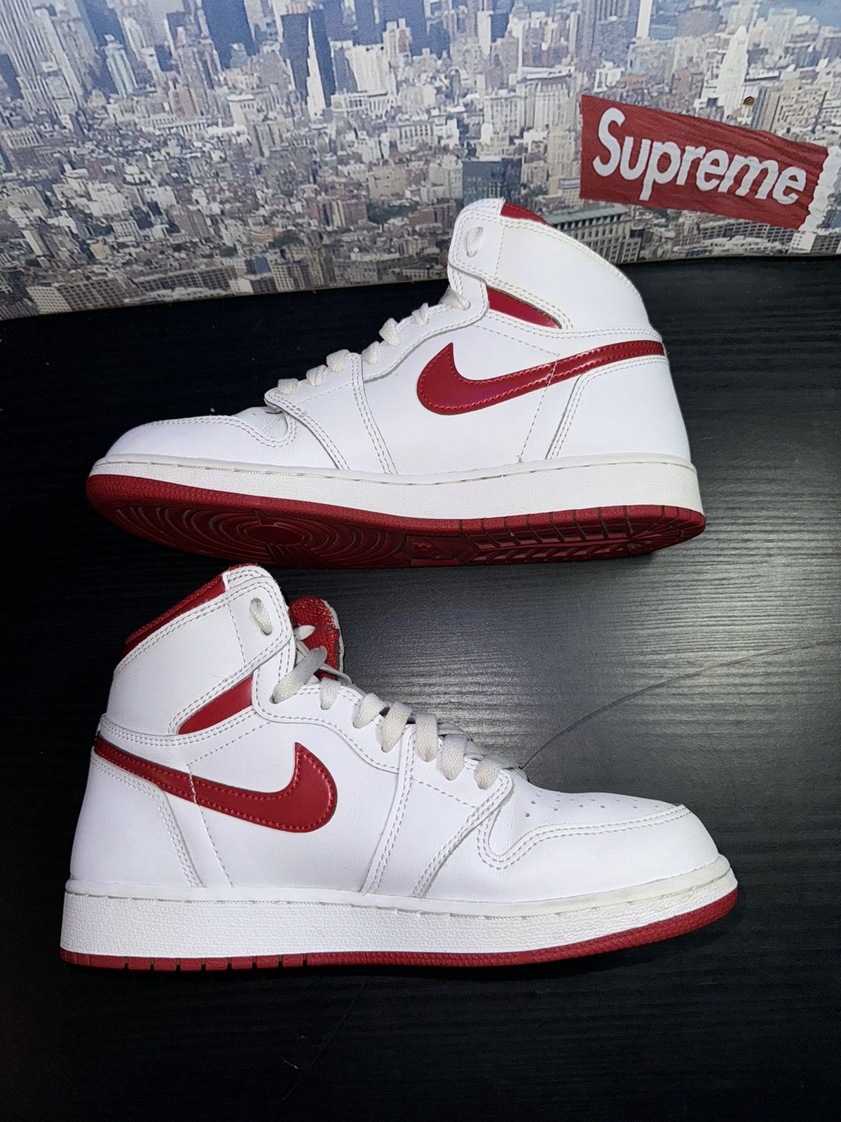 Jordan Brand × Nike Nike Air Jordan Retro 1 High OG Metallic Red GS 2017 Size US 6.5 / EU 39-40 - 2 Thumbnail
