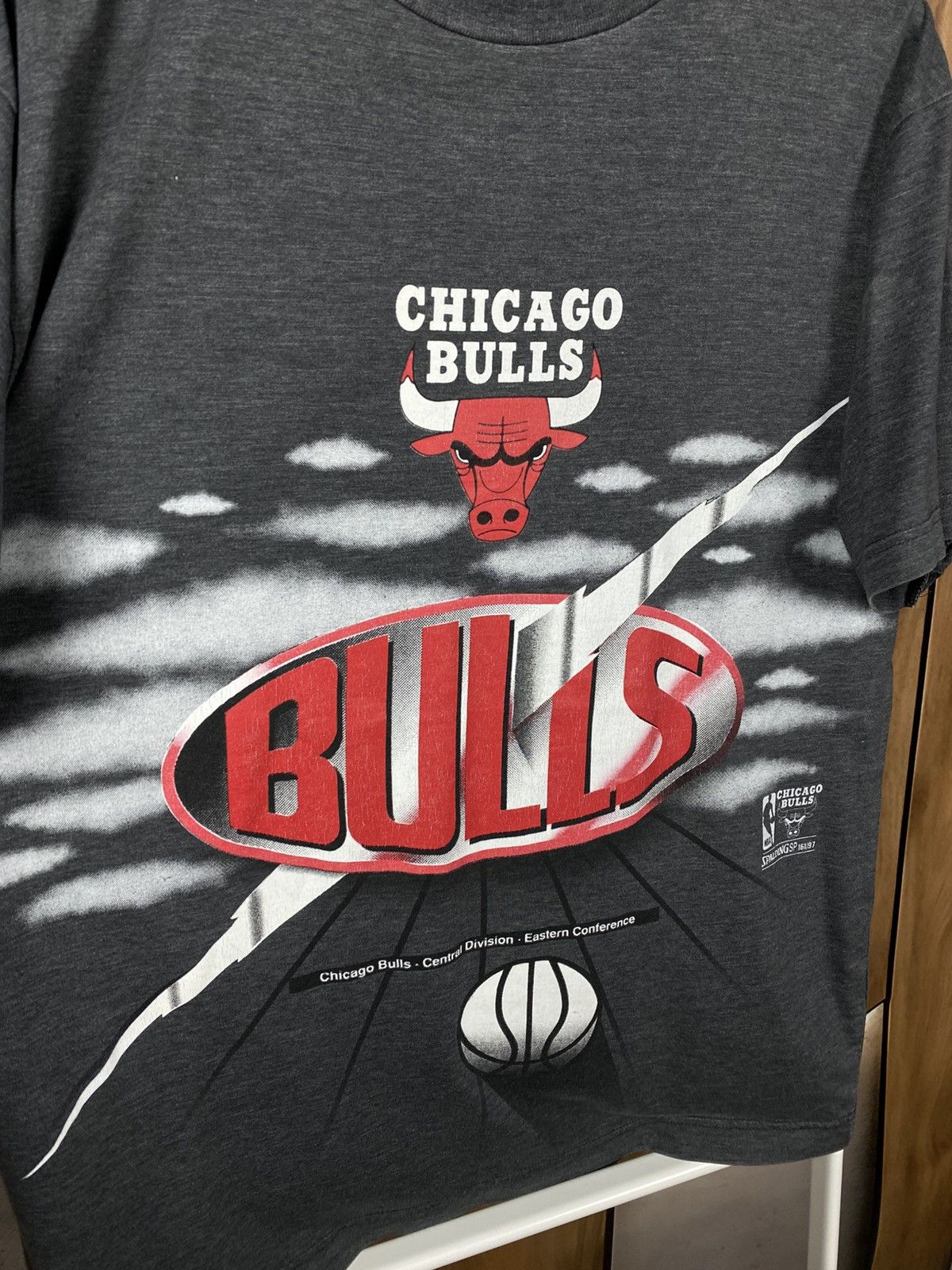 NBA 🐂Vintage 90s T-Shirt Spalding Chicago Bulls NBA VTG Tee🐂 Size US M / EU 48-50 / 2 - 2 Thumbnail