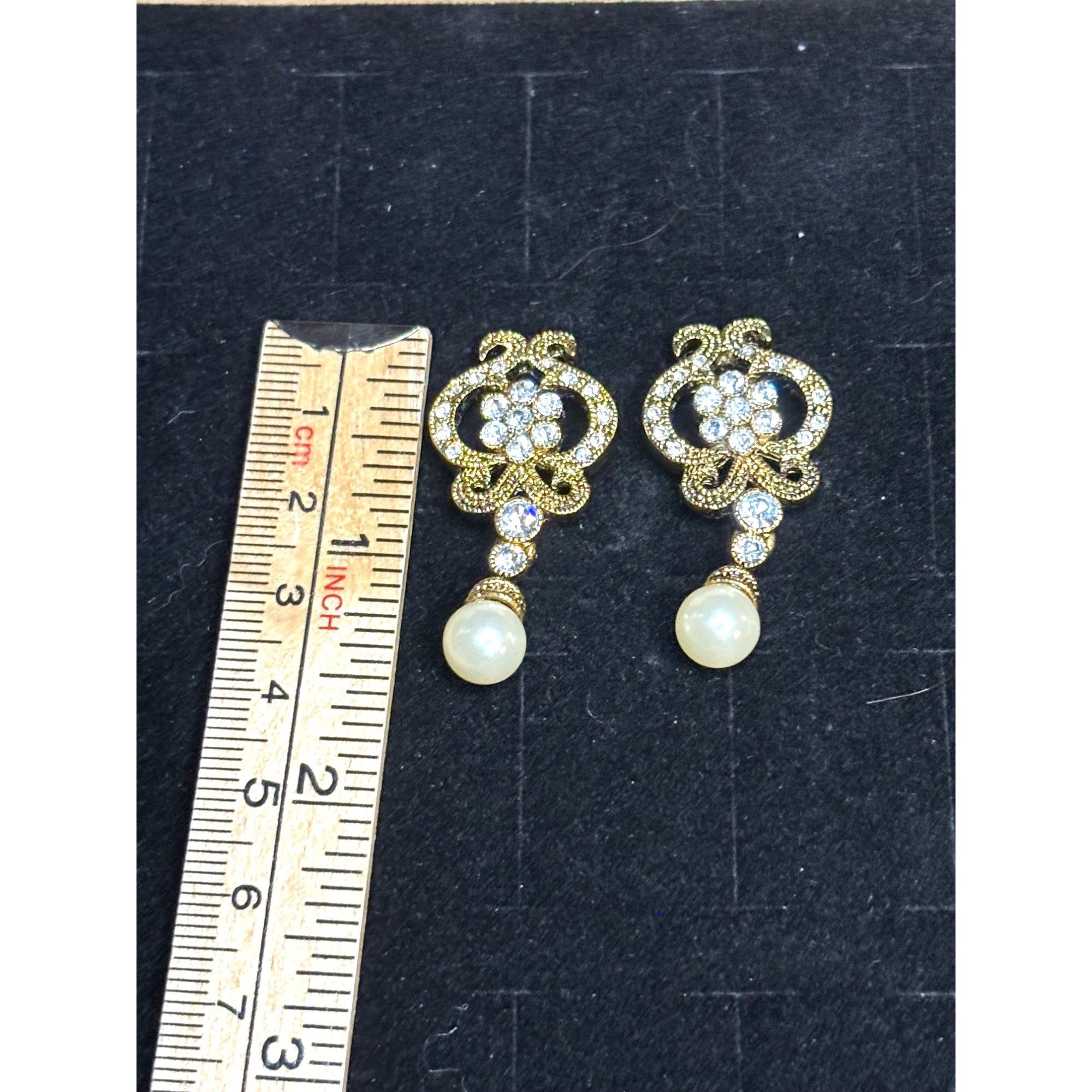 Other Gold Tone Crystal Pearl Dangle Earrings Size ONE SIZE - 4 Thumbnail