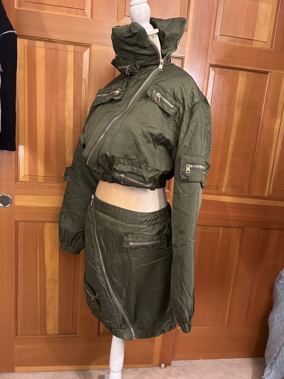 Designer × Other NWT, Lavishly Paris Army Green Two Piece Puffer Suit. Size M / US 6-8 / IT 42-44 - 12 Thumbnail