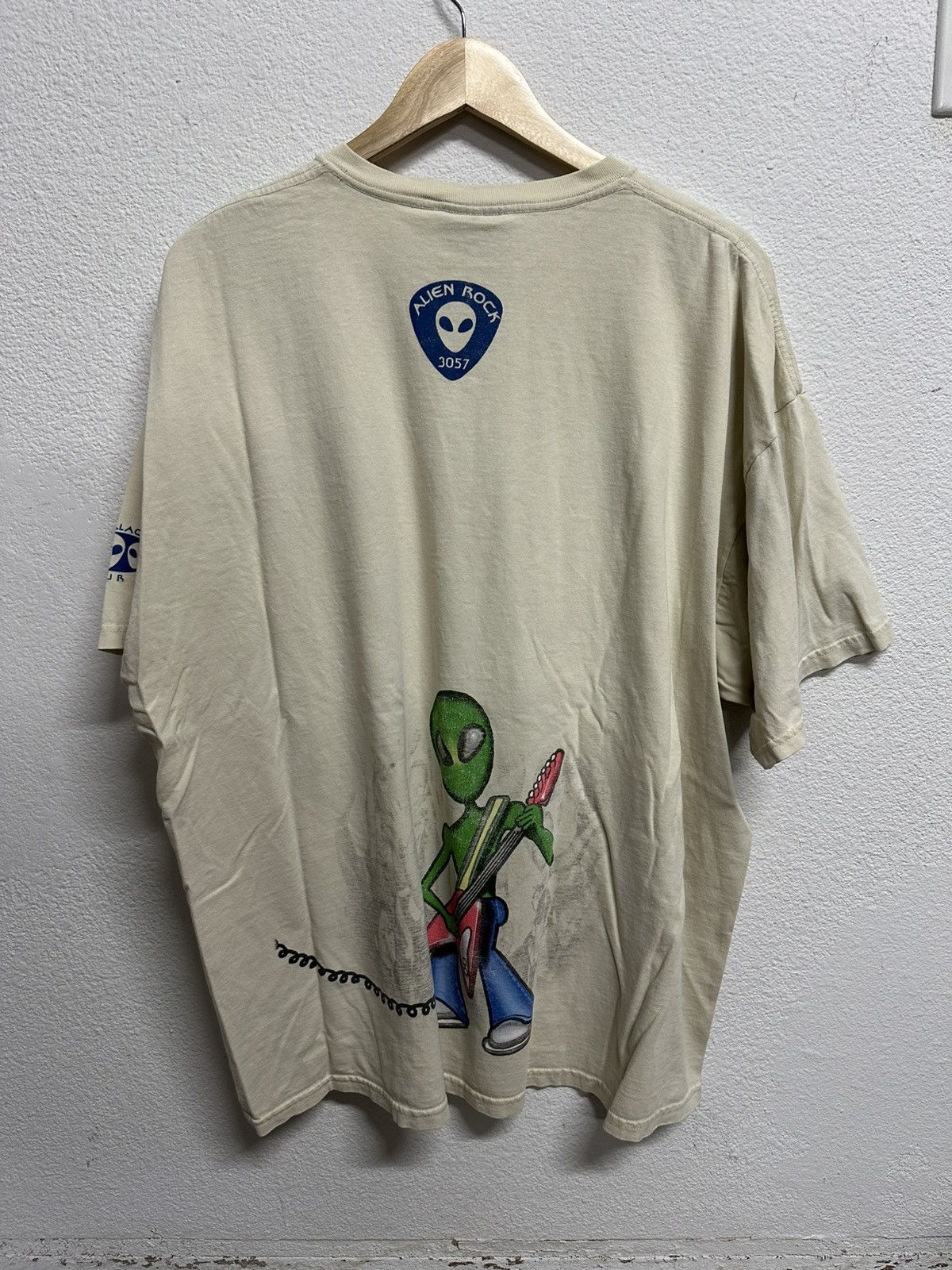 Vintage Y2K alien DJ T-shirt Size US XXL / EU 58 / 5 - 2 Thumbnail
