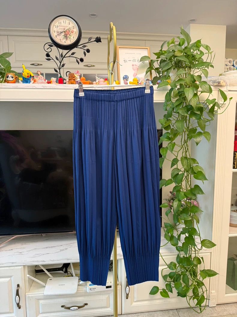 Issey Miyake Issey Miyake size:2 Blue pleated trousers Size 31" - 1 Thumbnail