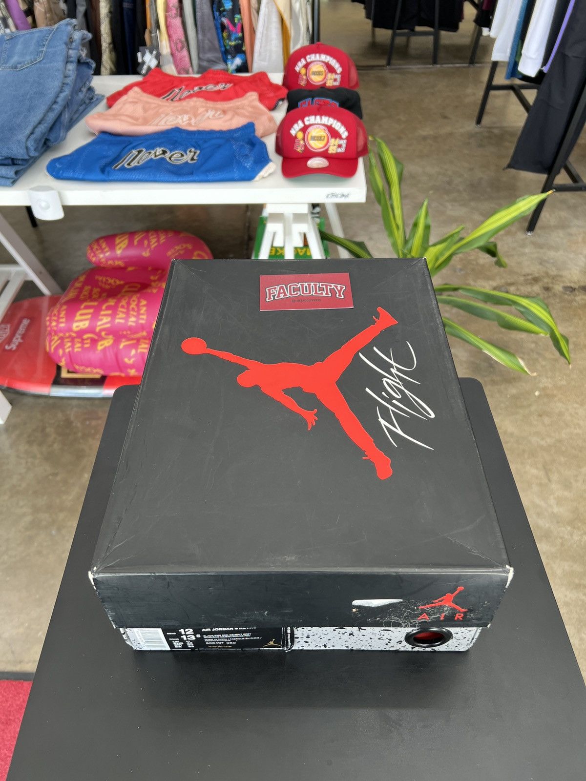 Jordan Brand Air Jordan 4 Bred Sz. 12 (2019) Size US 12 / EU 45 - 12 Thumbnail