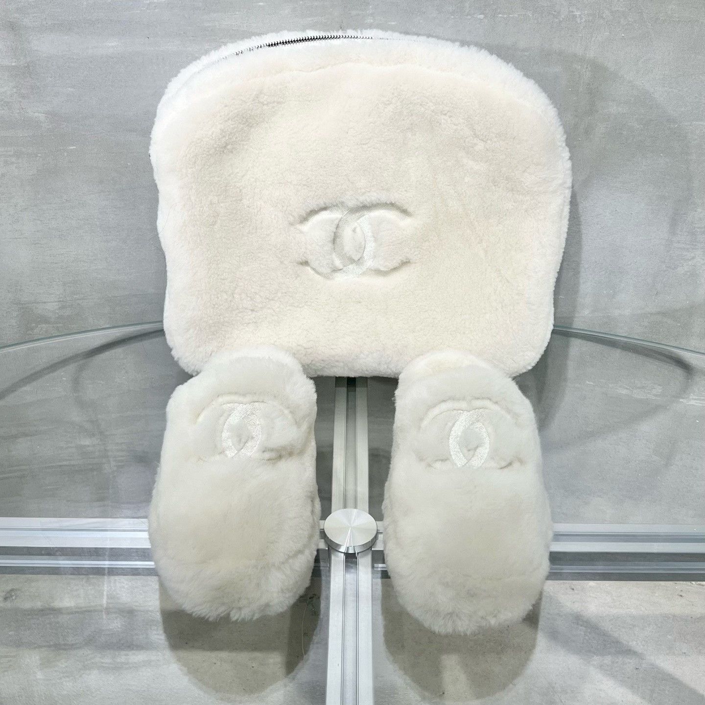 Chanel Chanel 24B White Fluffy Slippers Set Size US 5 / IT 35 - 1 Thumbnail