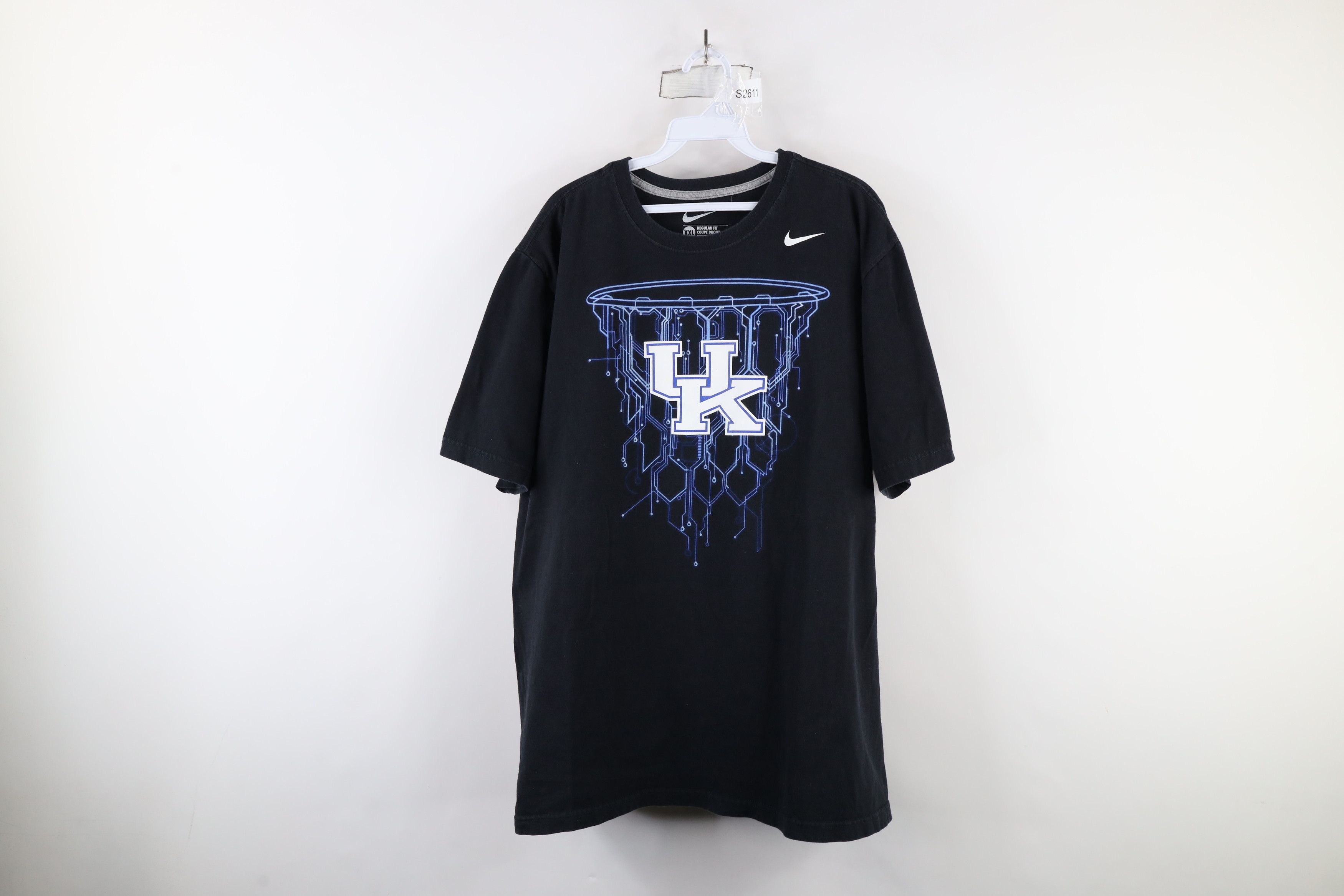 Nike × Vintage Vintage Nike University of Kentucky Basketball T-Shirt Black Size US XXL / EU 58 / 5 - 1 Thumbnail