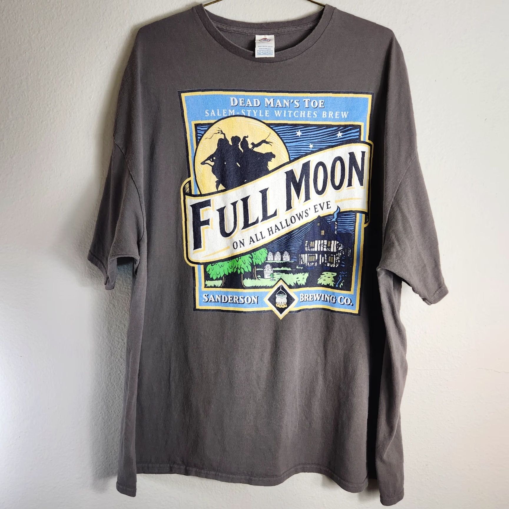 Vintage Sanderson Sisters Brewing Co Salem, Mass. Mens Full Moon Gray Tee-Size 4XL Size US XXL / EU 58 / 5 - 2 Thumbnail