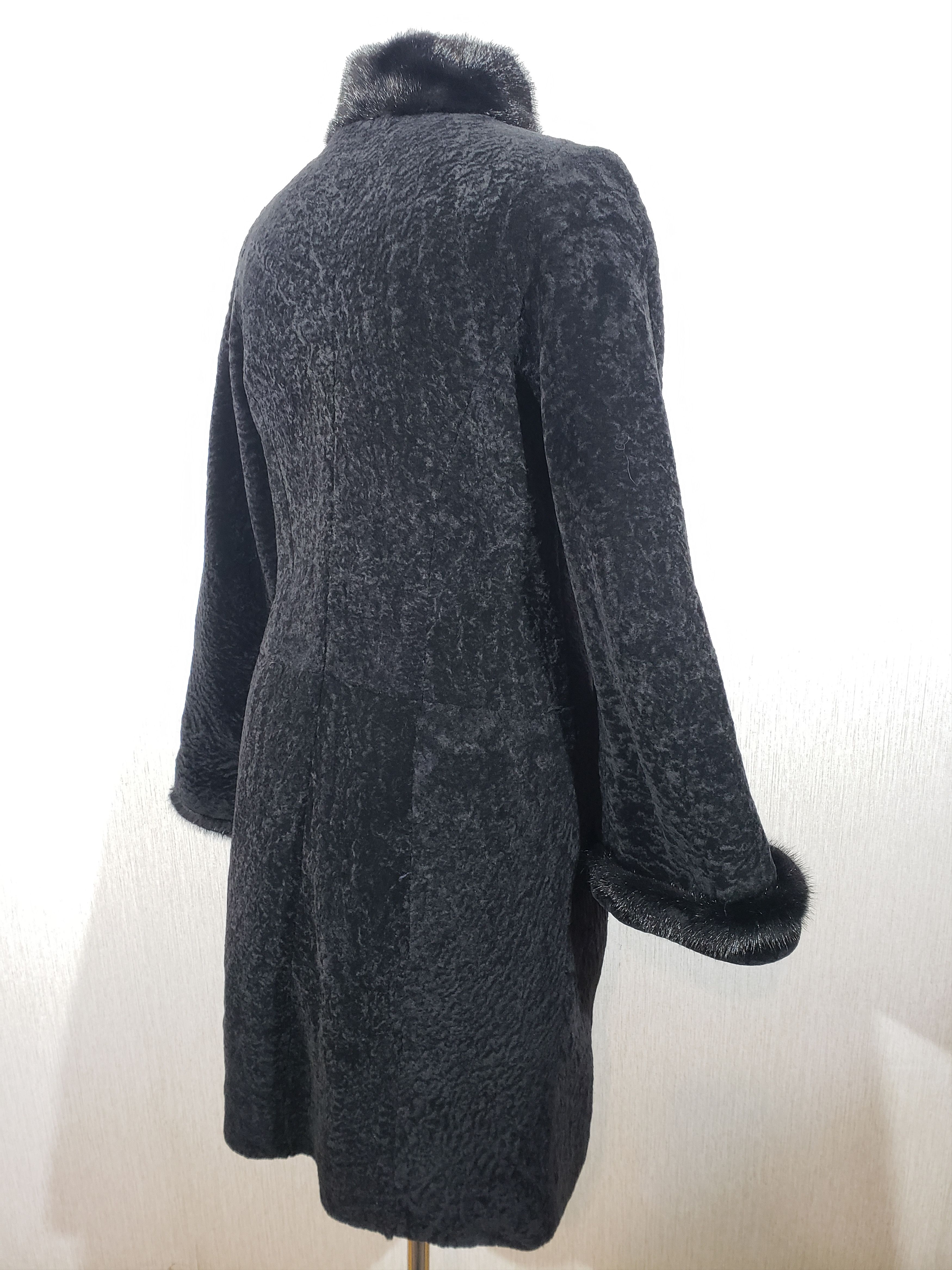 Uniqlo Black women's fur coat with a sheepskin and mink collar. Size L / US 10 / IT 46 - 6 Thumbnail