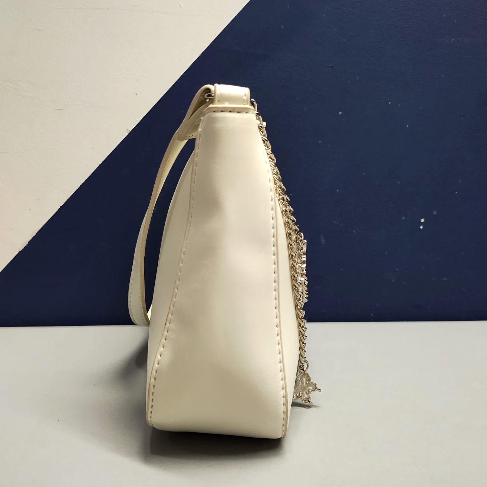 Vintage Womens Shoulder Bag White Leather Butterfly Chain Zip Closure Travel Handbag Size ONE SIZE - 3 Thumbnail
