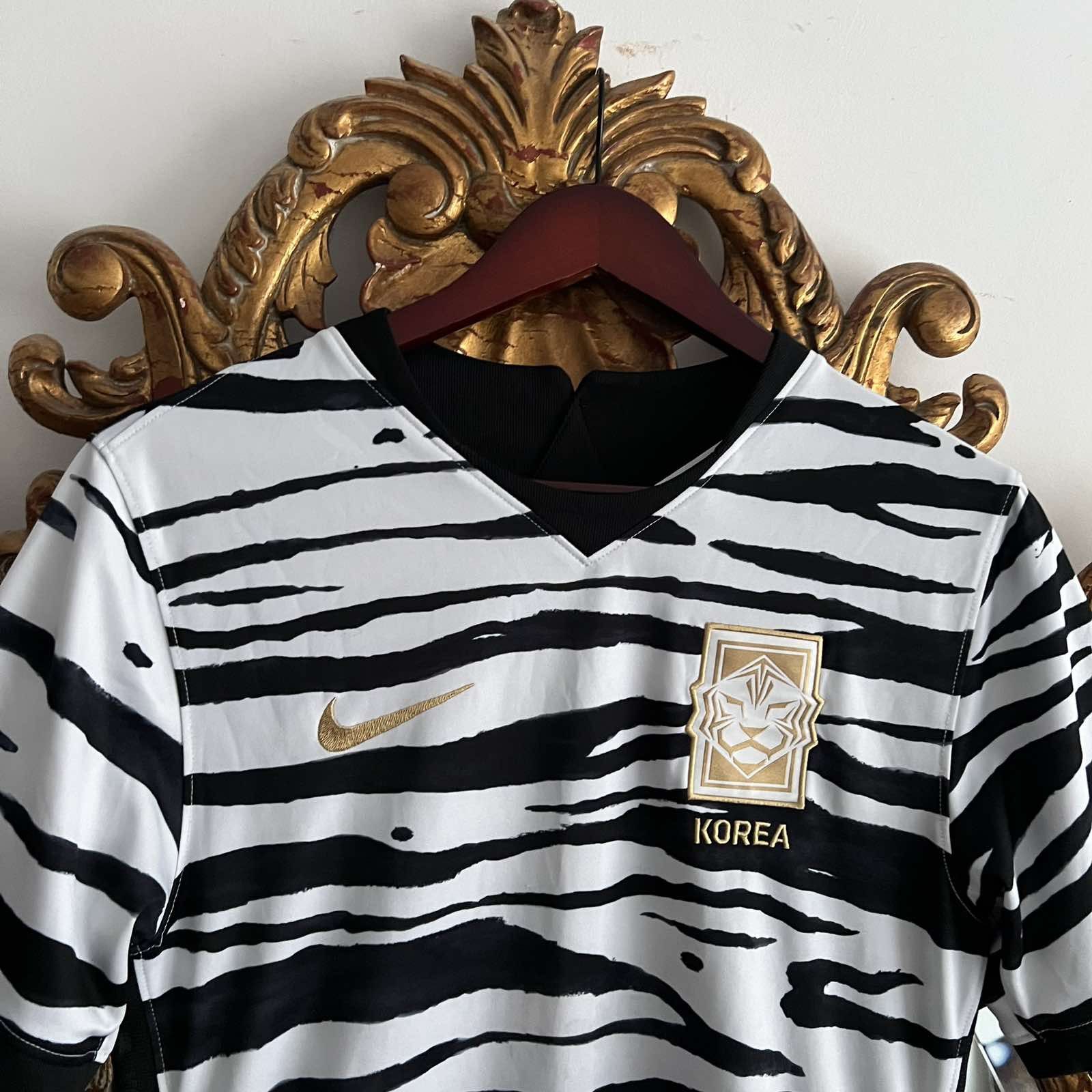 Nike Nike White Korea Zebra Striped Jersey Sz S Size US S / EU 44-46 / 1 - 4 Thumbnail