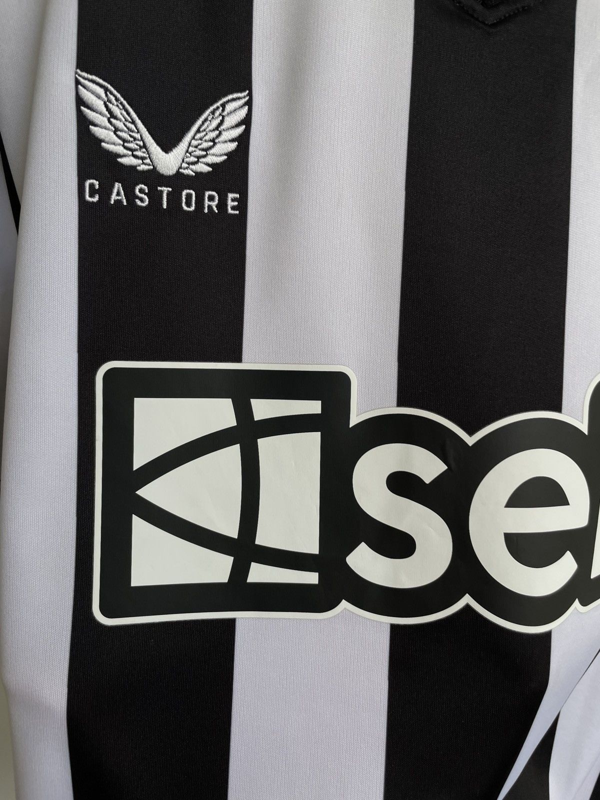 Castore NewCastle United 2023 2024 Home Football Shirt Soccer Jersey Size US L / EU 52-54 / 3 - 8 Thumbnail