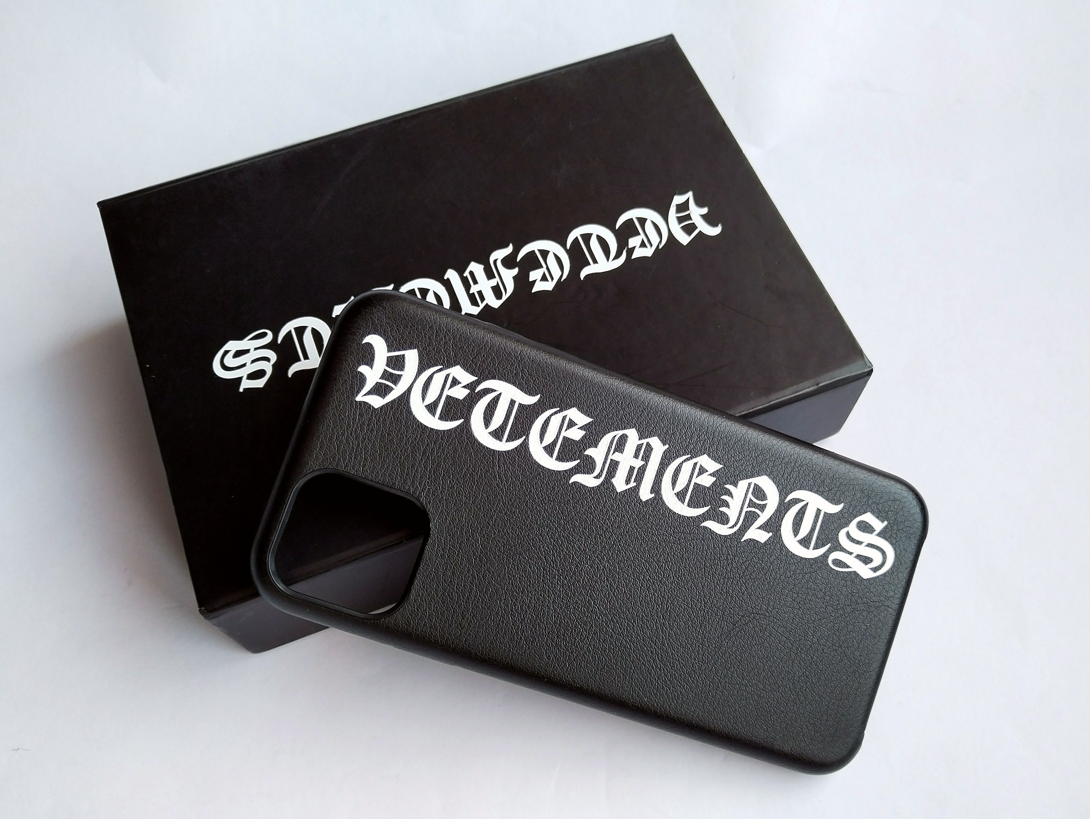 Vetements Iphone 11 Pro Max case w Goth letters Size ONE SIZE - 1 Thumbnail