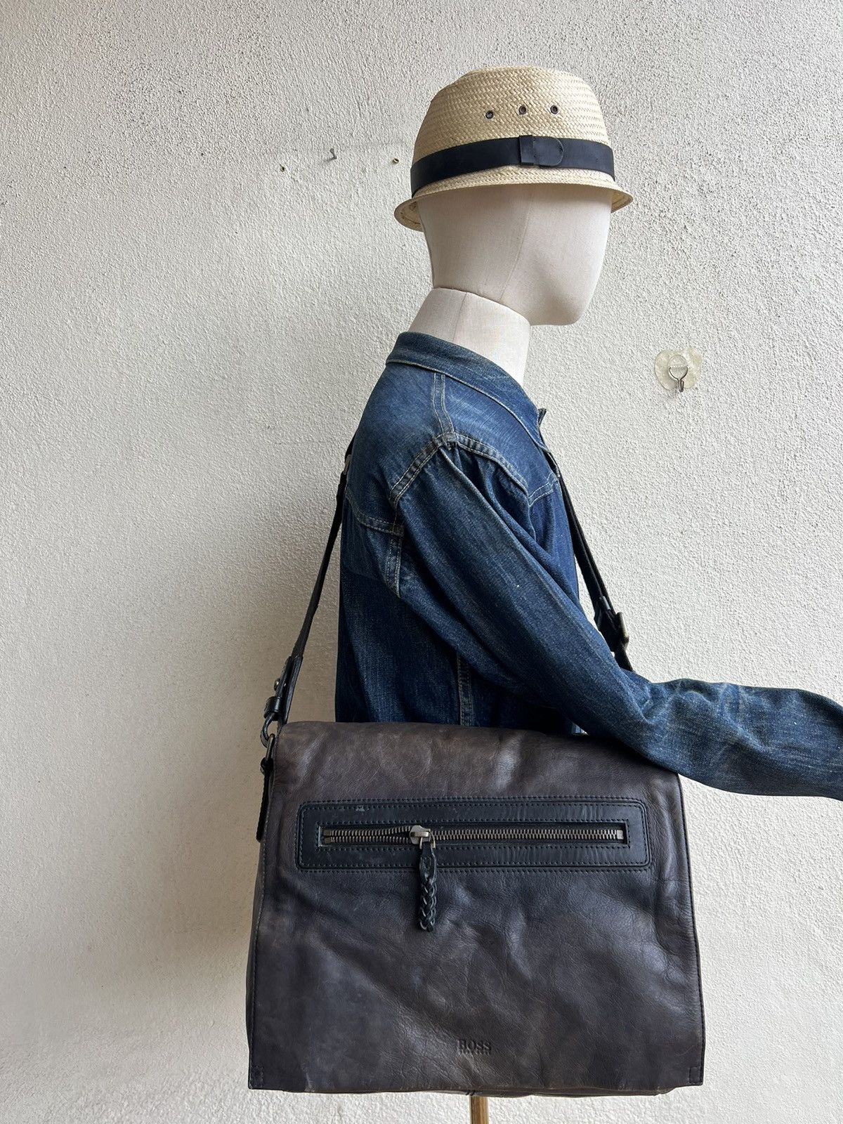 Hugo Boss × Leather Hugo Boss Fade Patina Leather Heavy Messenger Bag Size ONE SIZE - 3 Thumbnail