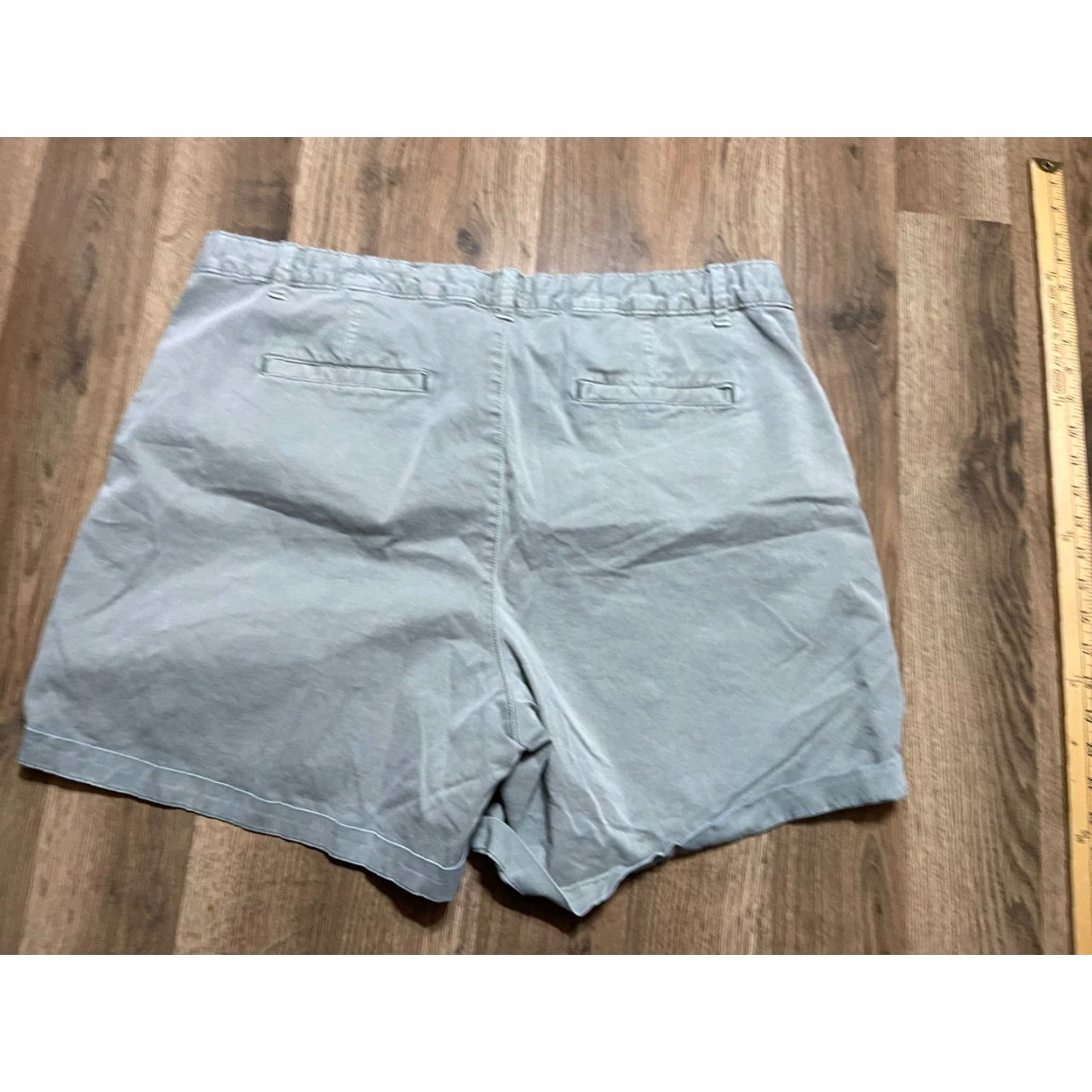 Gap GAP Shorts Women’s 18 Green Girlfriend Chino Short Pockets Casual Vintage? No — Use original words only. Size 40" / US 18 - 2 Thumbnail