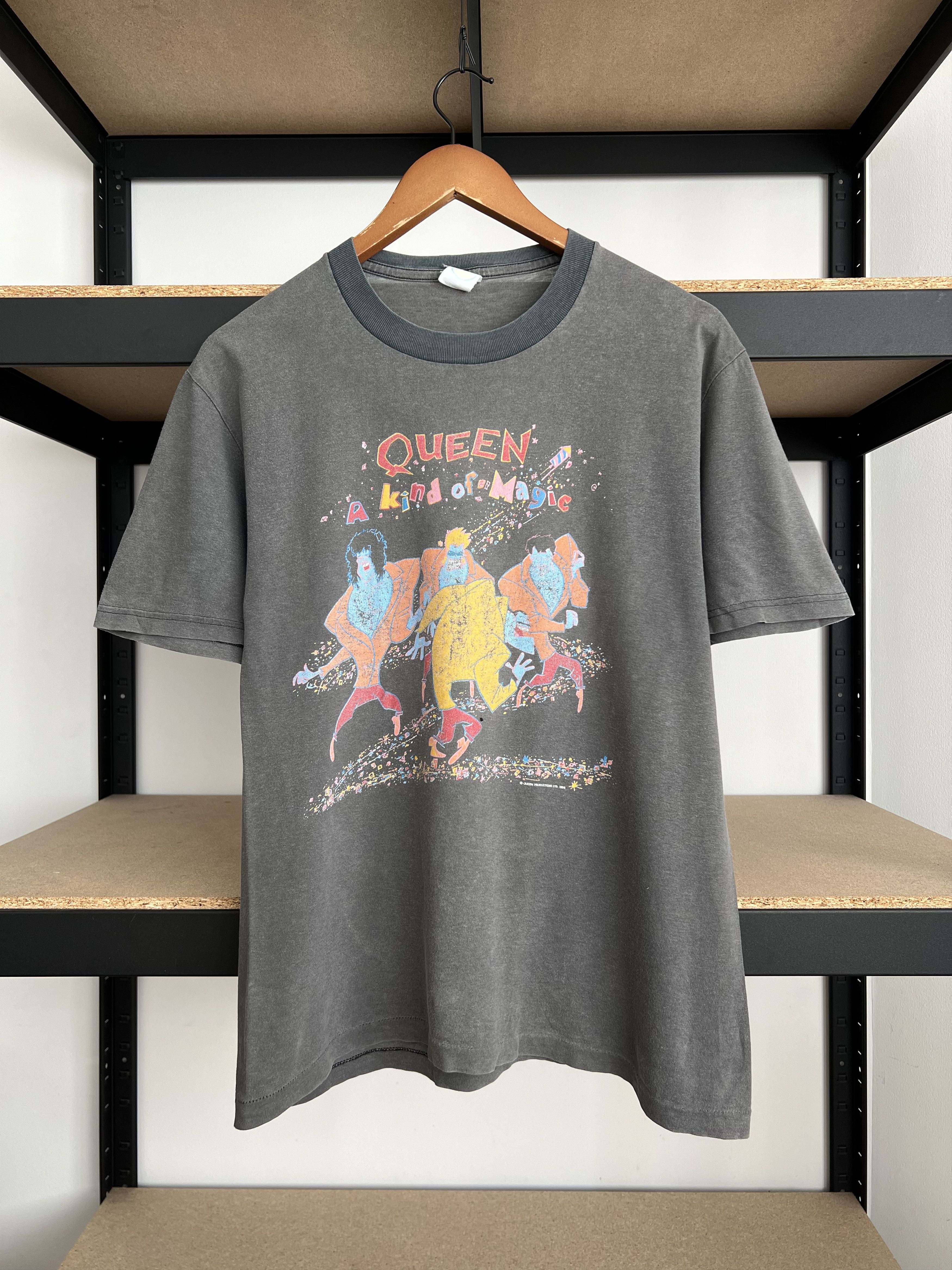 Band Tees Vintage 1986 Queen A Kind of Magic Freddie Mercury Faded Tee Size US M / EU 48-50 / 2 - 1 Thumbnail