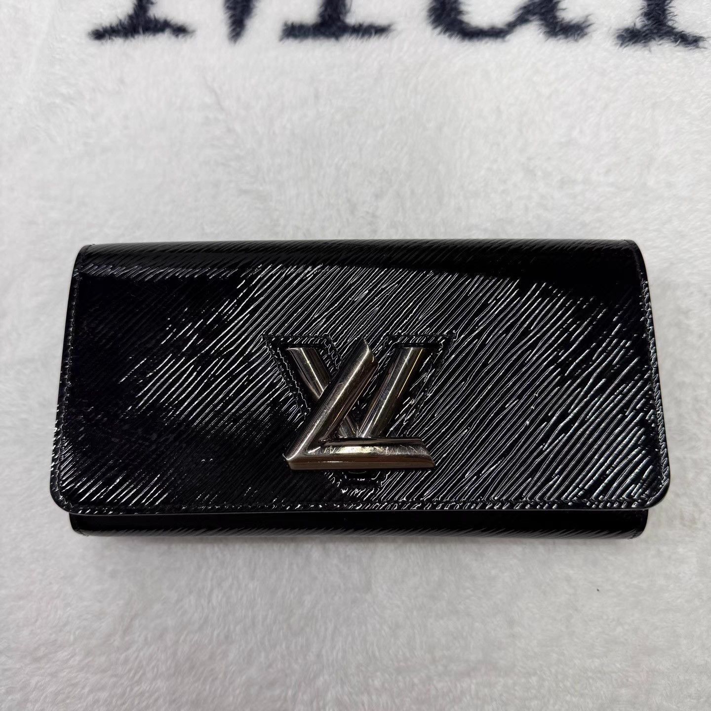 Louis Vuitton Black Textured Wallet with Metallic Logo Accent Size ONE SIZE - 1 Thumbnail