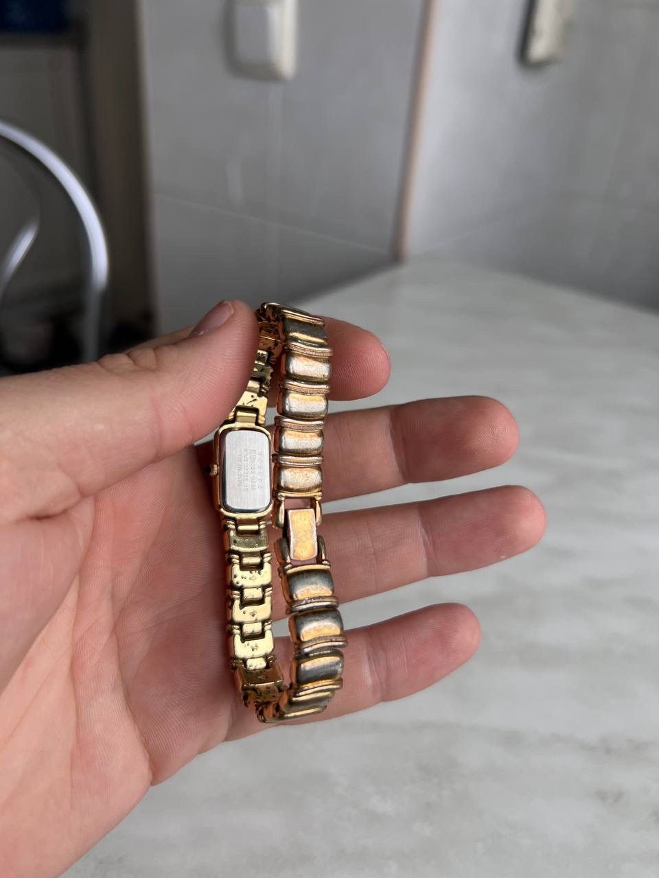 Vintage Vintage 1997 Seiko Curved Shaped Face 18 Karat Gold Plated Size ONE SIZE - 6 Thumbnail
