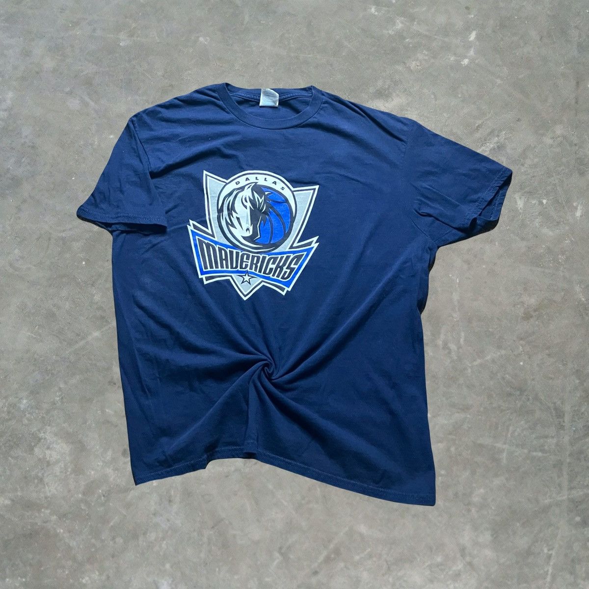 Delta × NBA Dallas Mavericks NBA Basketball Graphic T Shirt Navy Blue Size US XL / EU 56 / 4 - 1 Thumbnail