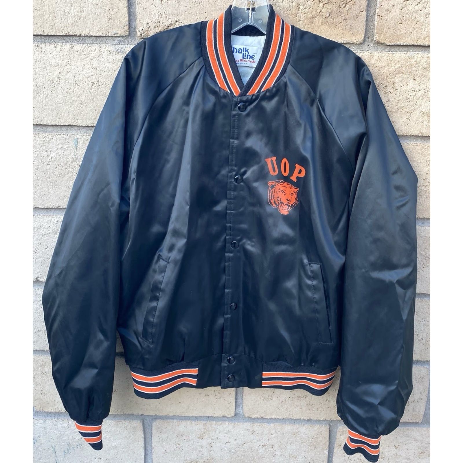Chalk Line VINTAGE Chalkline UOP Tigers Satin Bomber Jacket Raglan Snap Front USA Made XL Jacket Men Black Satin Nylon Logo Lined USA USA University Cats 90s? Size US XL / EU 56 / 4 - 4 Thumbnail