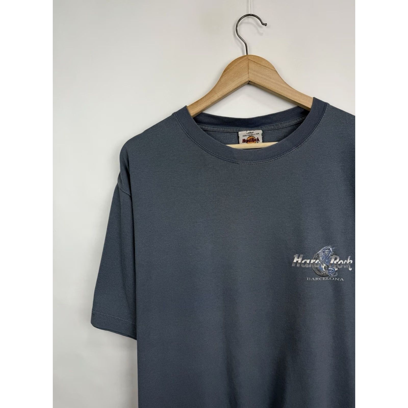 Hard Rock Cafe VINTAGE 90s Hard Rock Cafe Barcelona Spain T-Shirt Dragon Size L Mens Blue Size US L / EU 52-54 / 3 - 7 Thumbnail