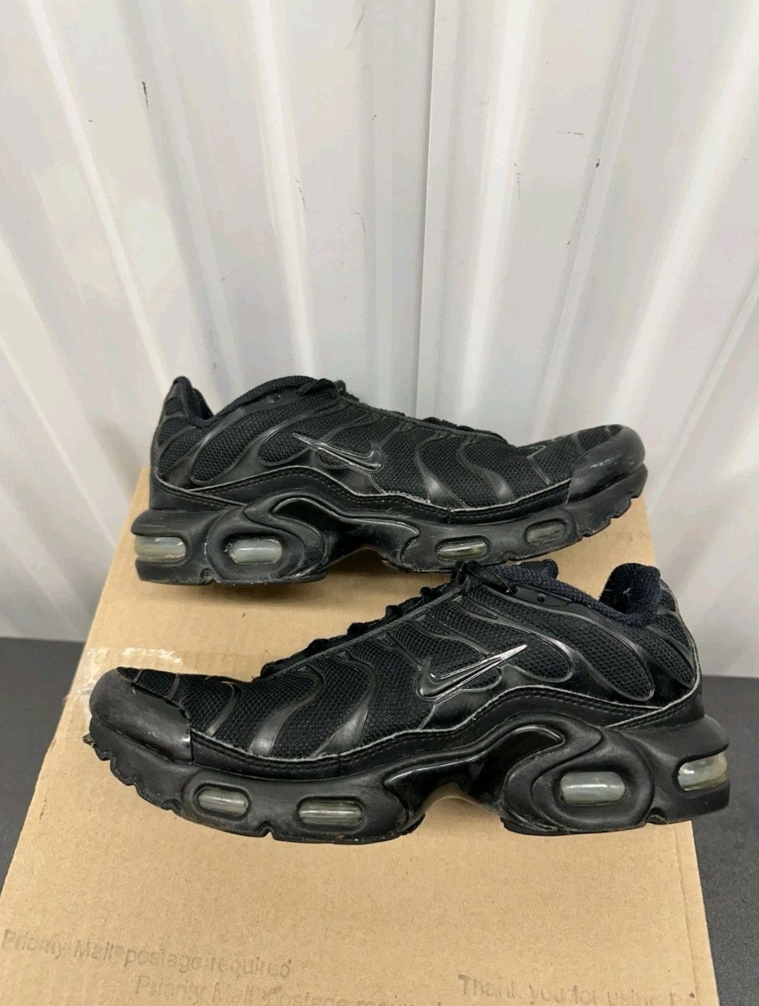 Nike Nike Air Max Plus GS Triple Black CD0609001 Size 5.5Y Size US 5.5 / EU 38 - 4 Thumbnail